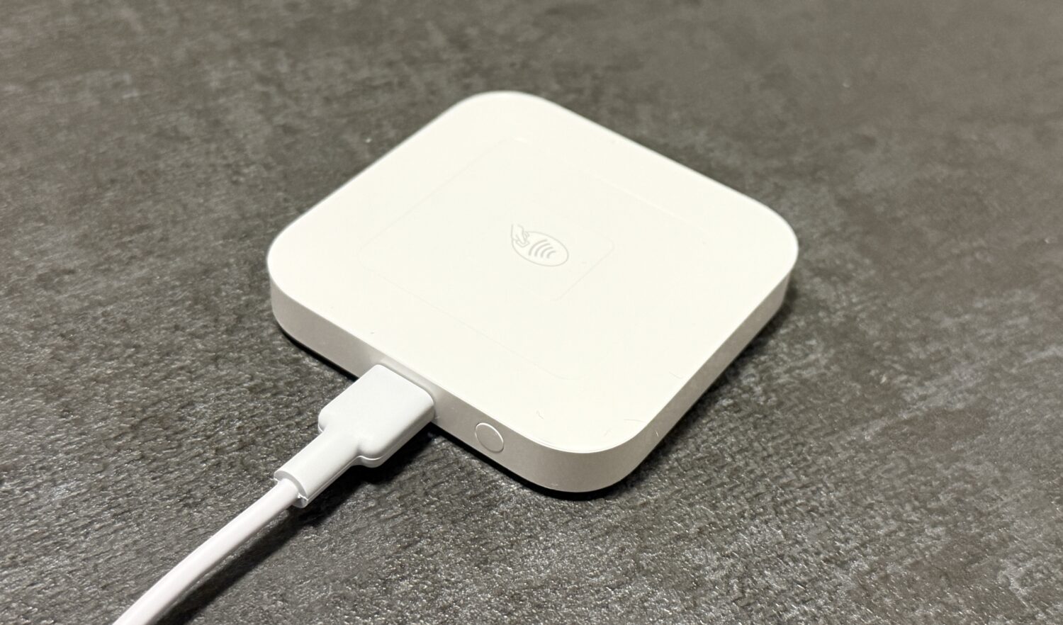 Squareリーダーを充電する場合、端末に付属のUSBケーブルを接続する