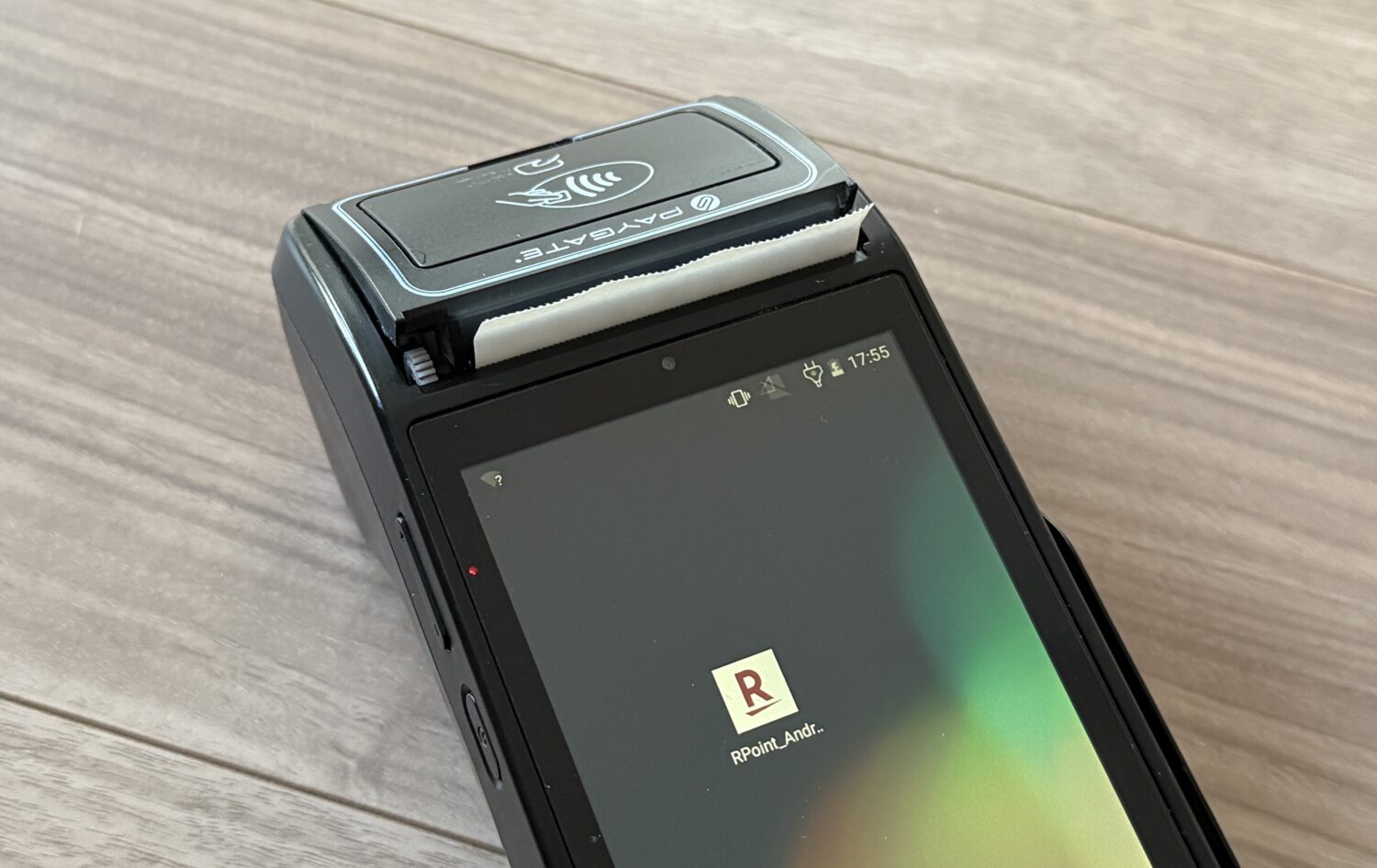 PAYGATEのロール紙を引き出してカバーを閉じた状態