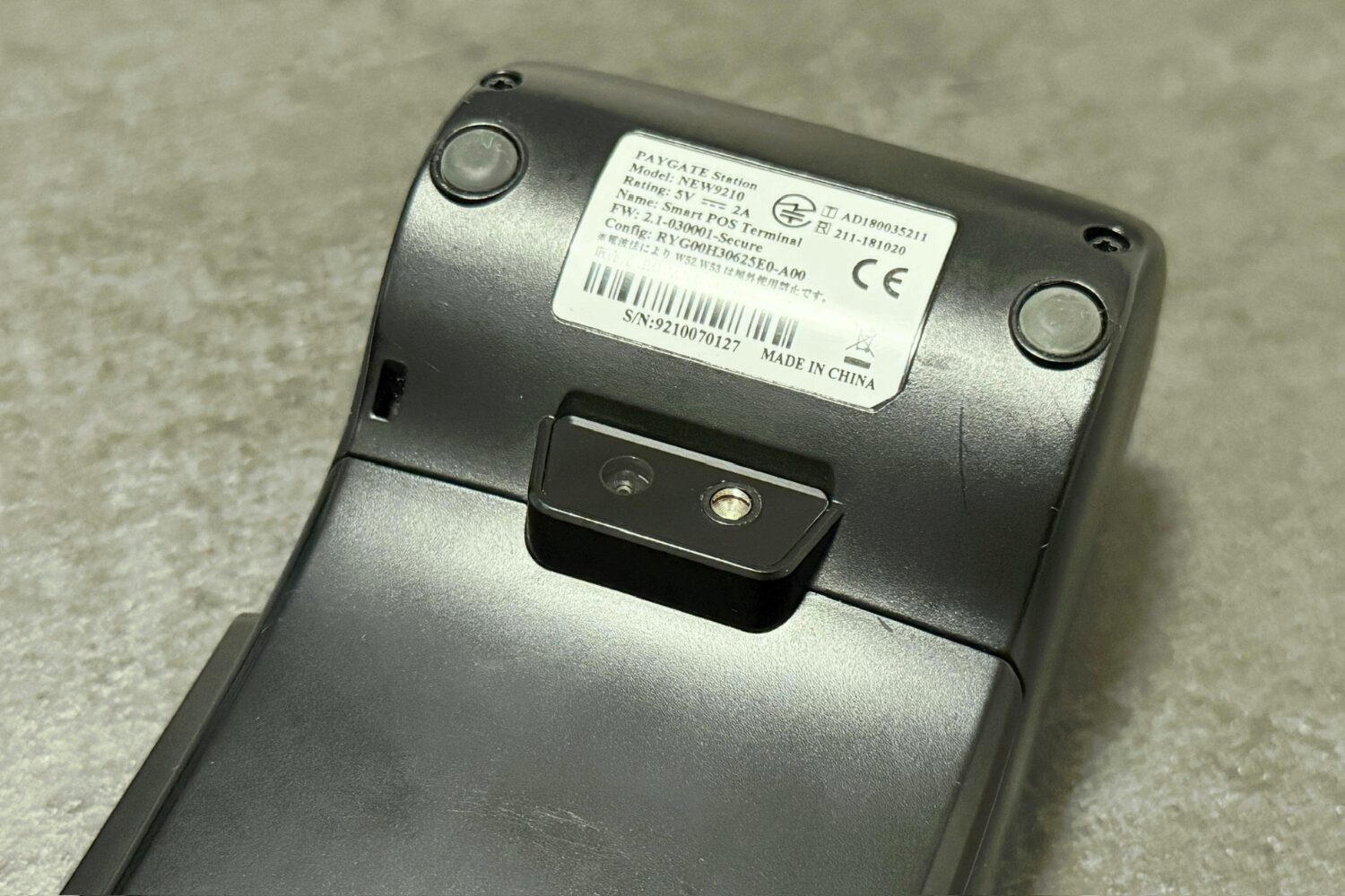 PAYGATE決済端末の背面とQRコード読み取り用カメラ