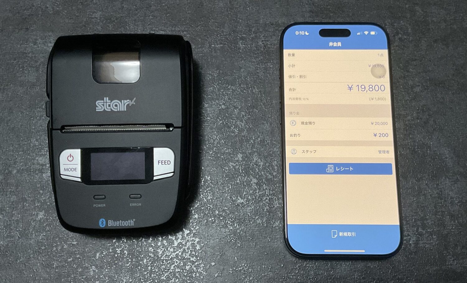 スマレジを入れたiPhone 16 ProとSM-L200を並べたStorePro編集部の検証環境