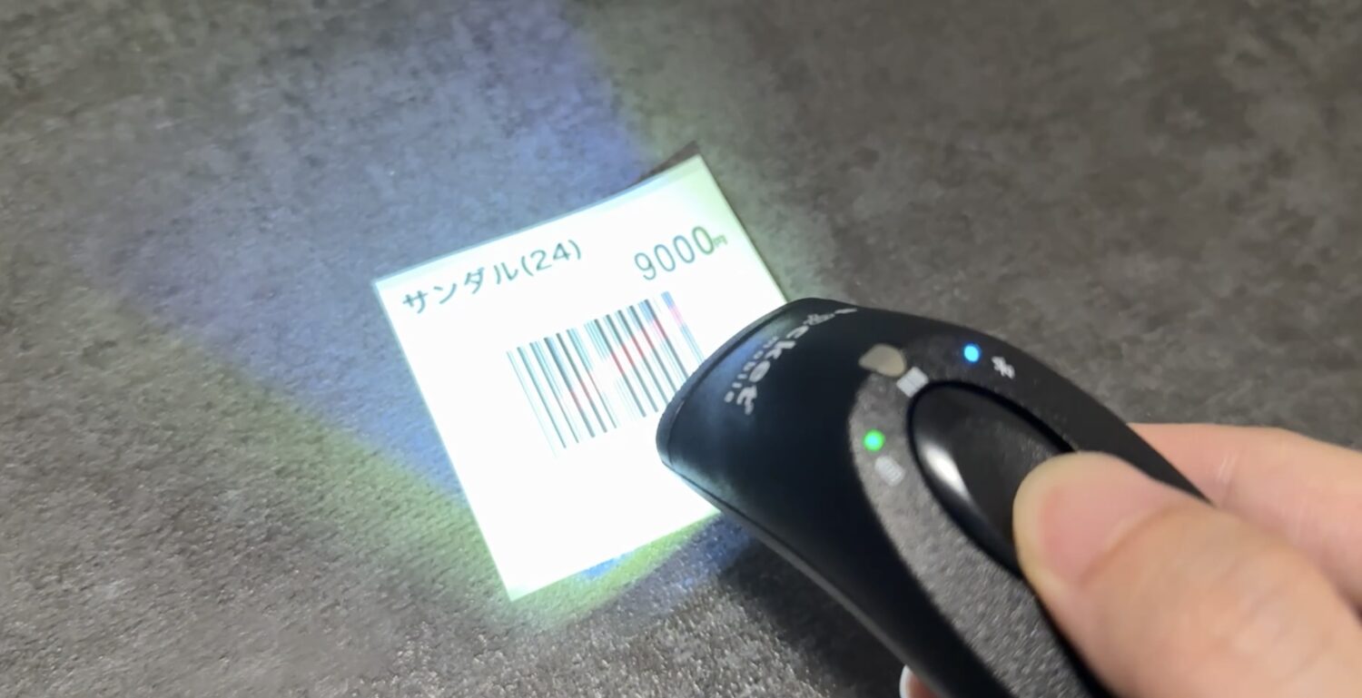SocketScan S720で商品バーコードを読み取る様子