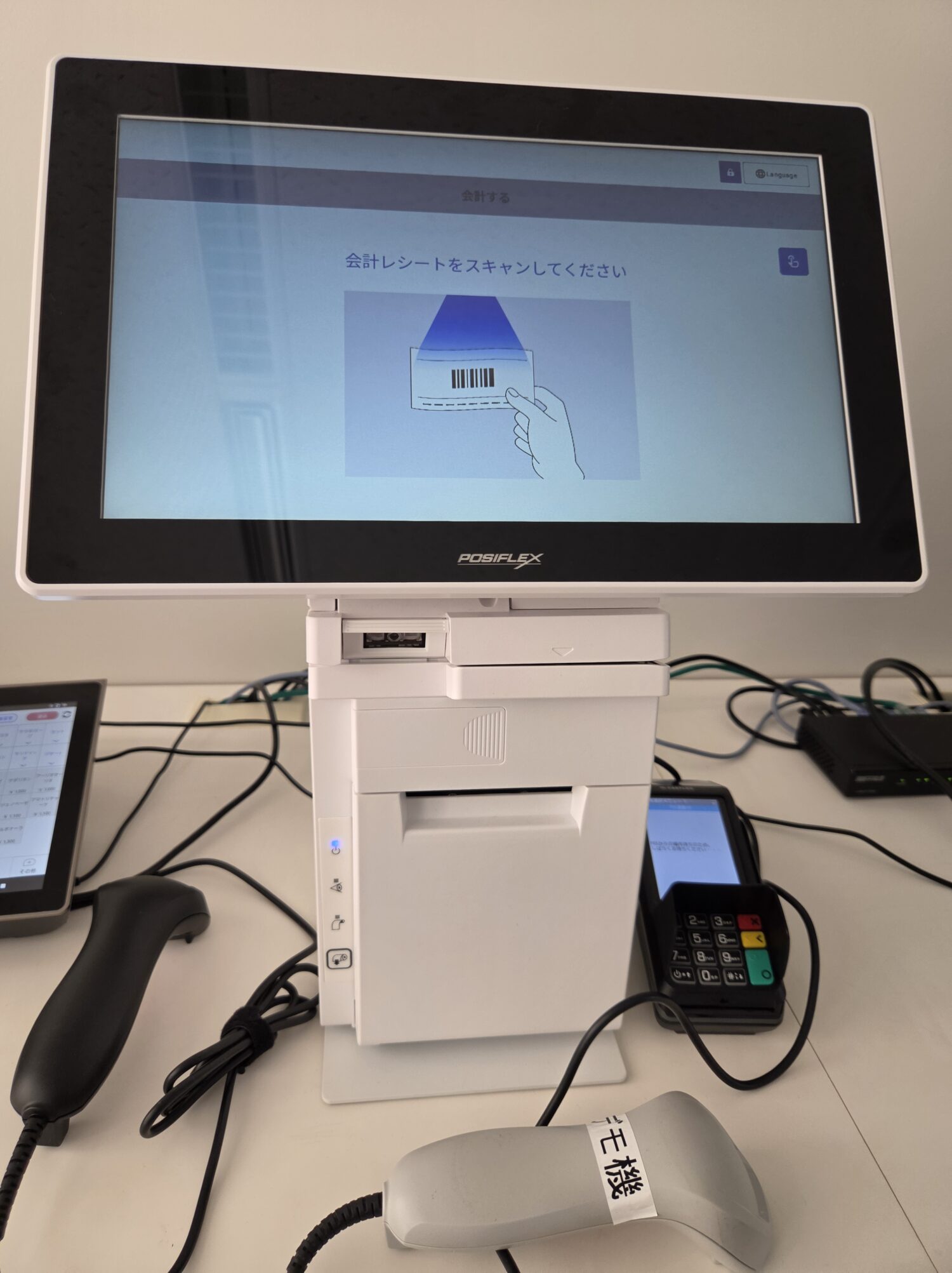 会計レシートのスキャンを案内するCASHIERセルフレジの画面とバーコード読み取り口