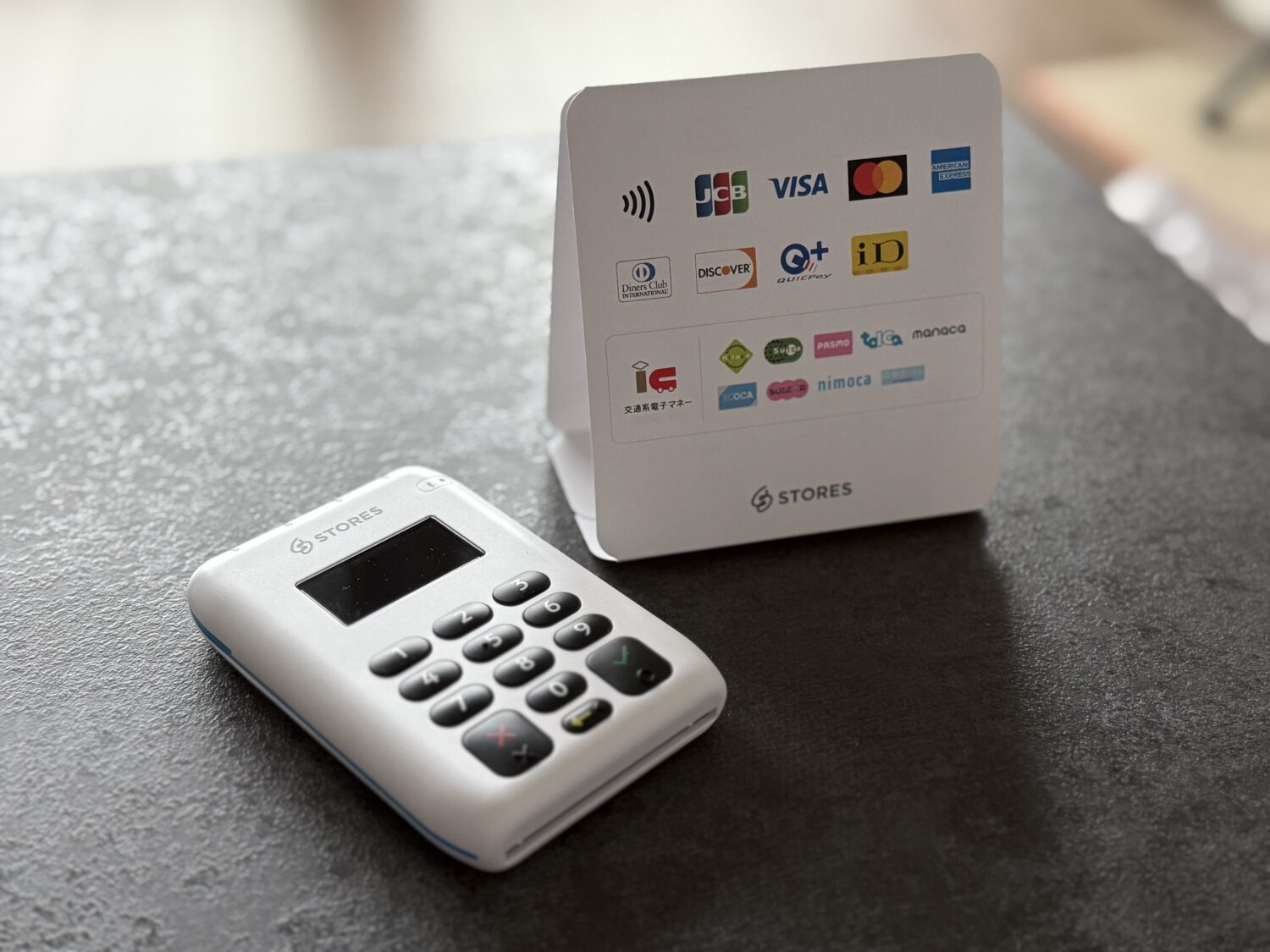 STORESの決済端末と店頭掲示カード