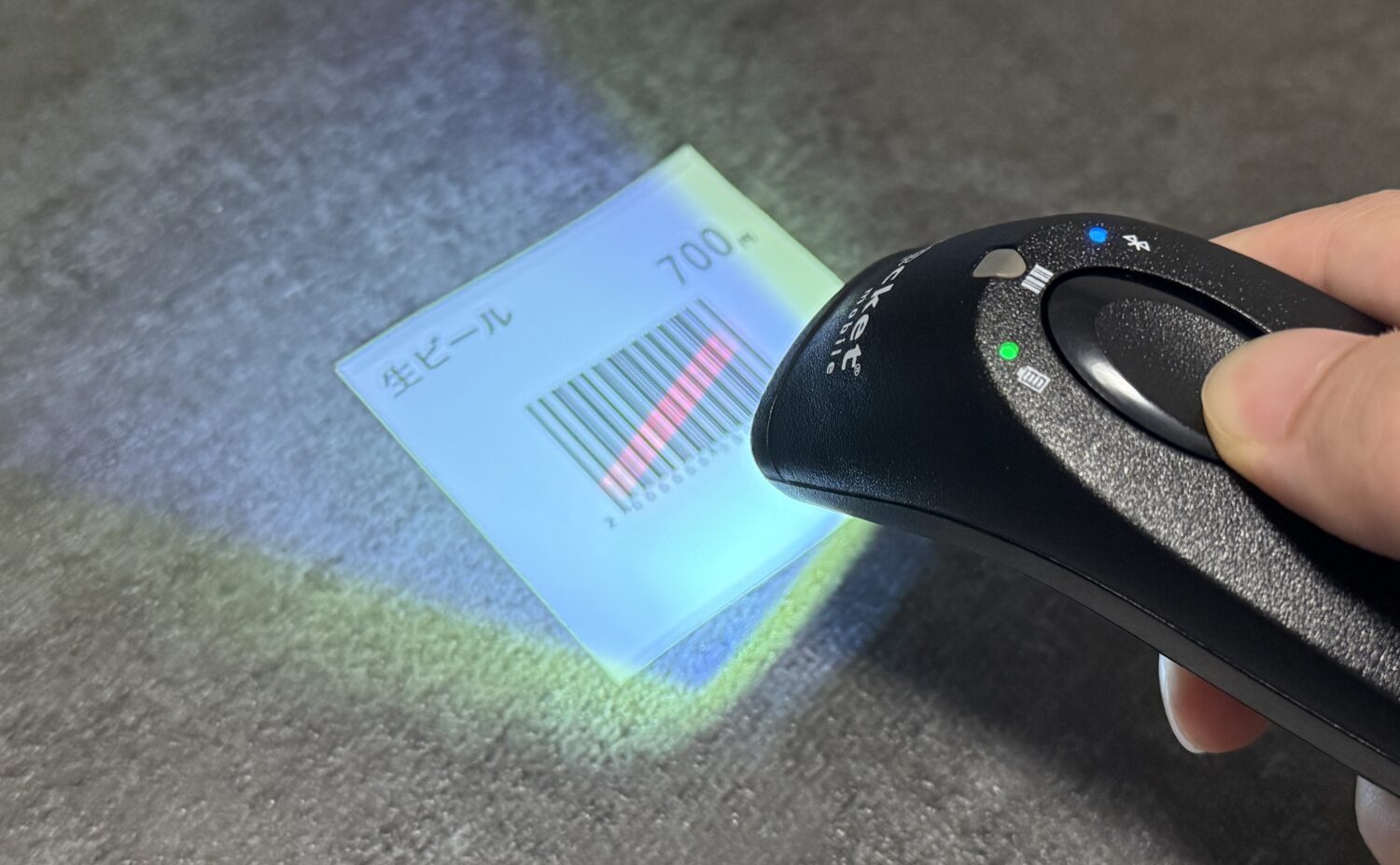 SocketScan S720でAirレジの商品バーコードを読み取る様子