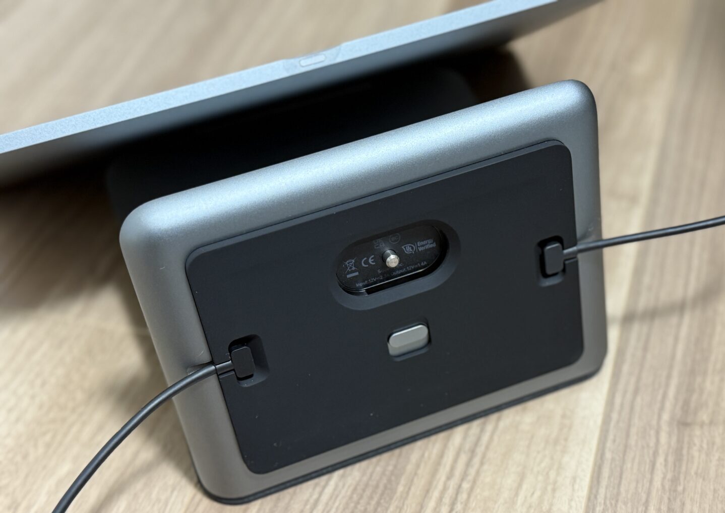 本体底部にある解除ラッチを押しながら、カスタマーディスプレイを持ち上げて取り外し