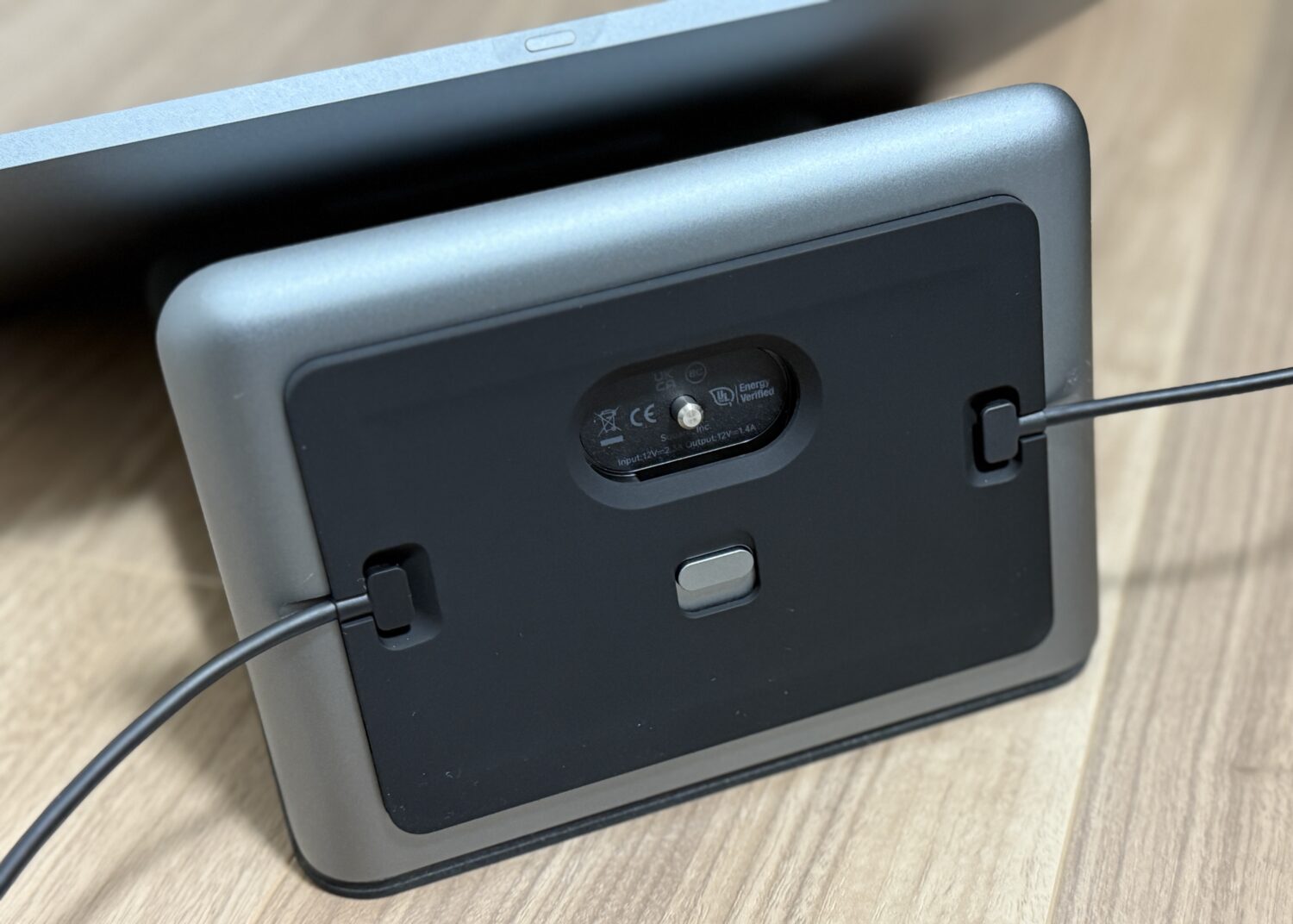 Squareレジスター本体の底部にあるマイクロUSBポートへアクセサリーハブのケーブルを差し込み