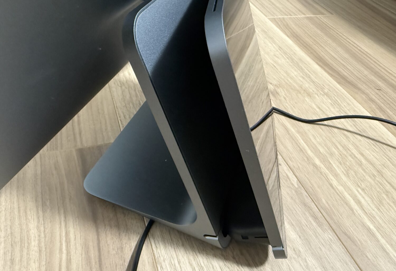 カスタマーディスプレイをSquareレジスター本体背面のスロットにカチッと音が鳴るまで押して連結