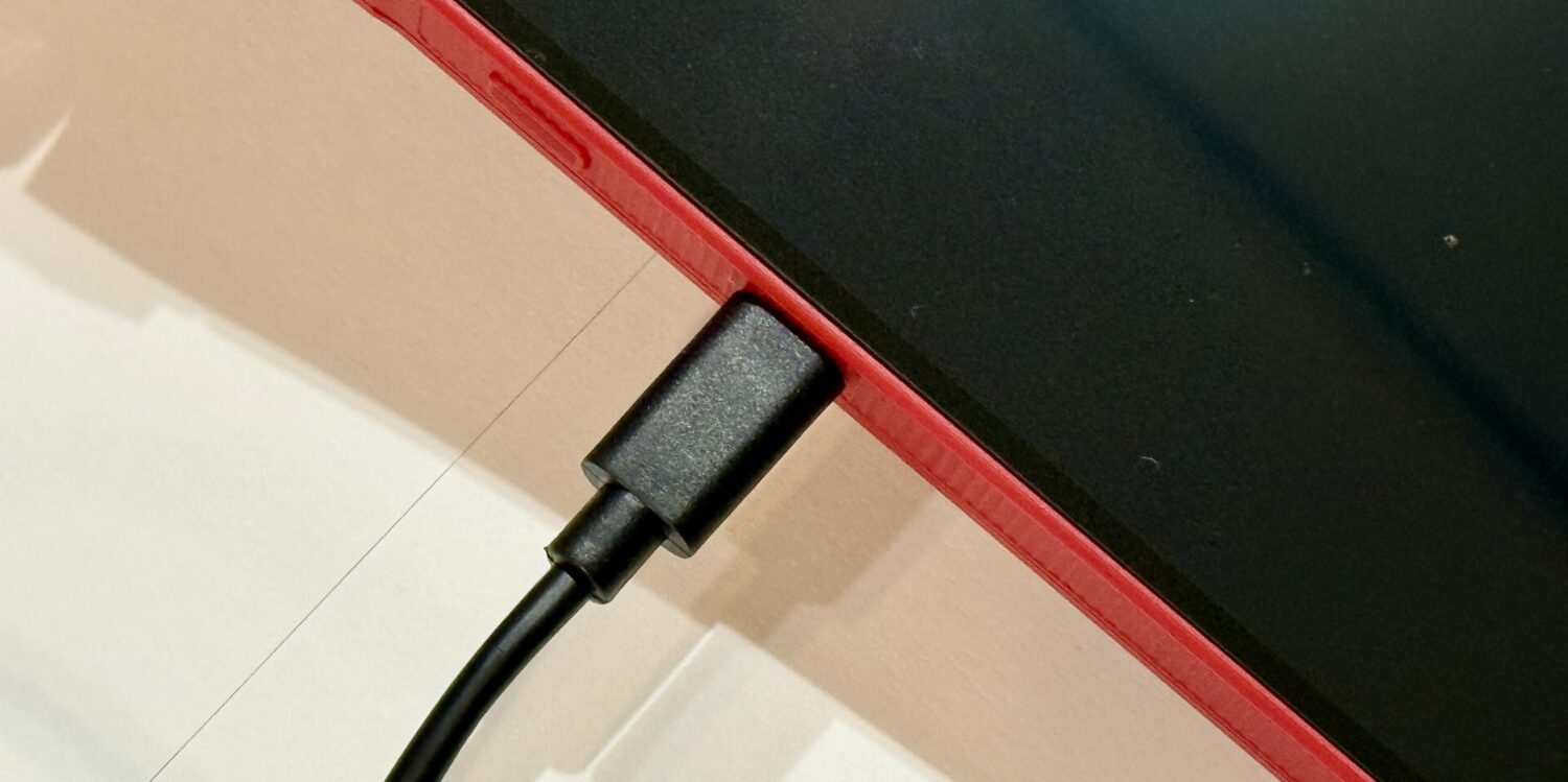 楽天ペイターミナル本体左側面に差し込み口があるので、ケーブルとアダプタをつないで、電源と接続