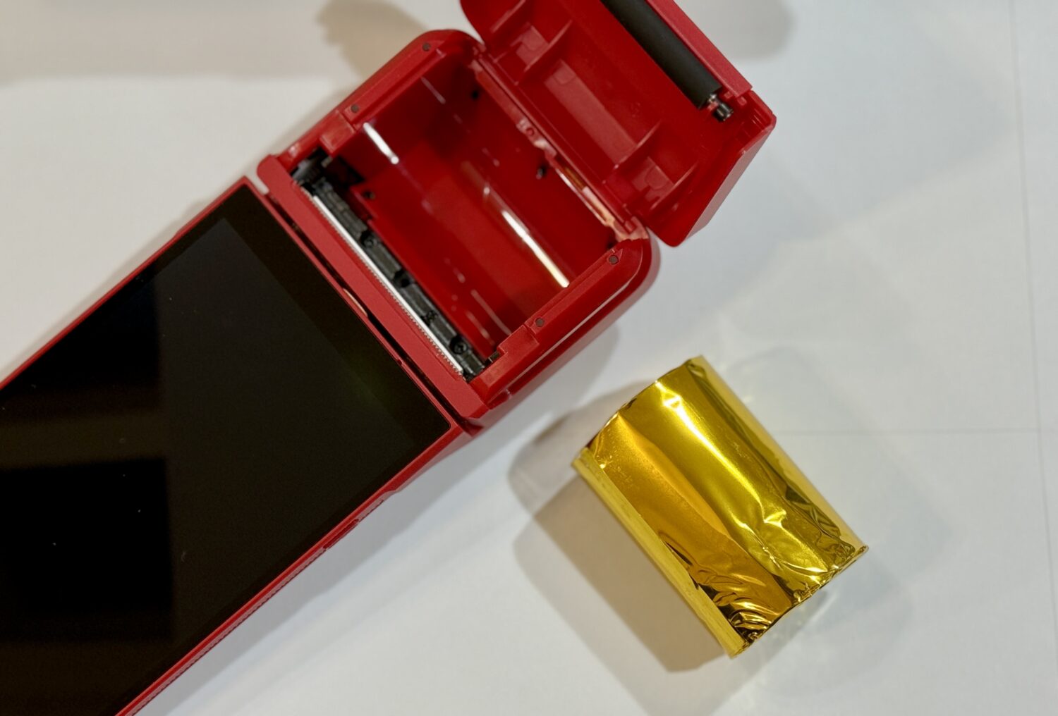 楽天ペイターミナルのプリンターロールカバーの中に1つ同梱されているので、そちらをセット