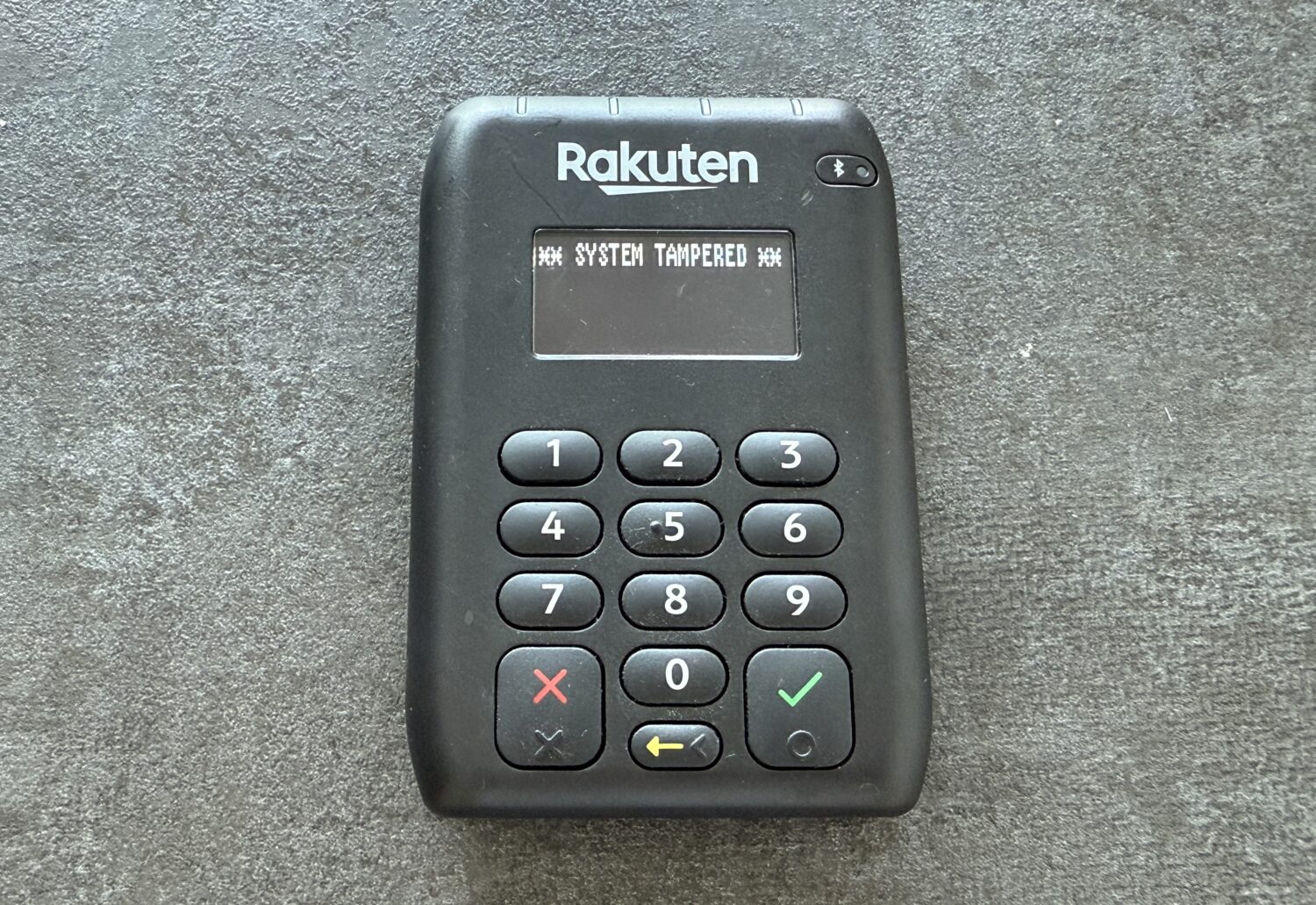 楽天ペイ カードリーダーに「SYSTEM TAMPERED」と表示された画面