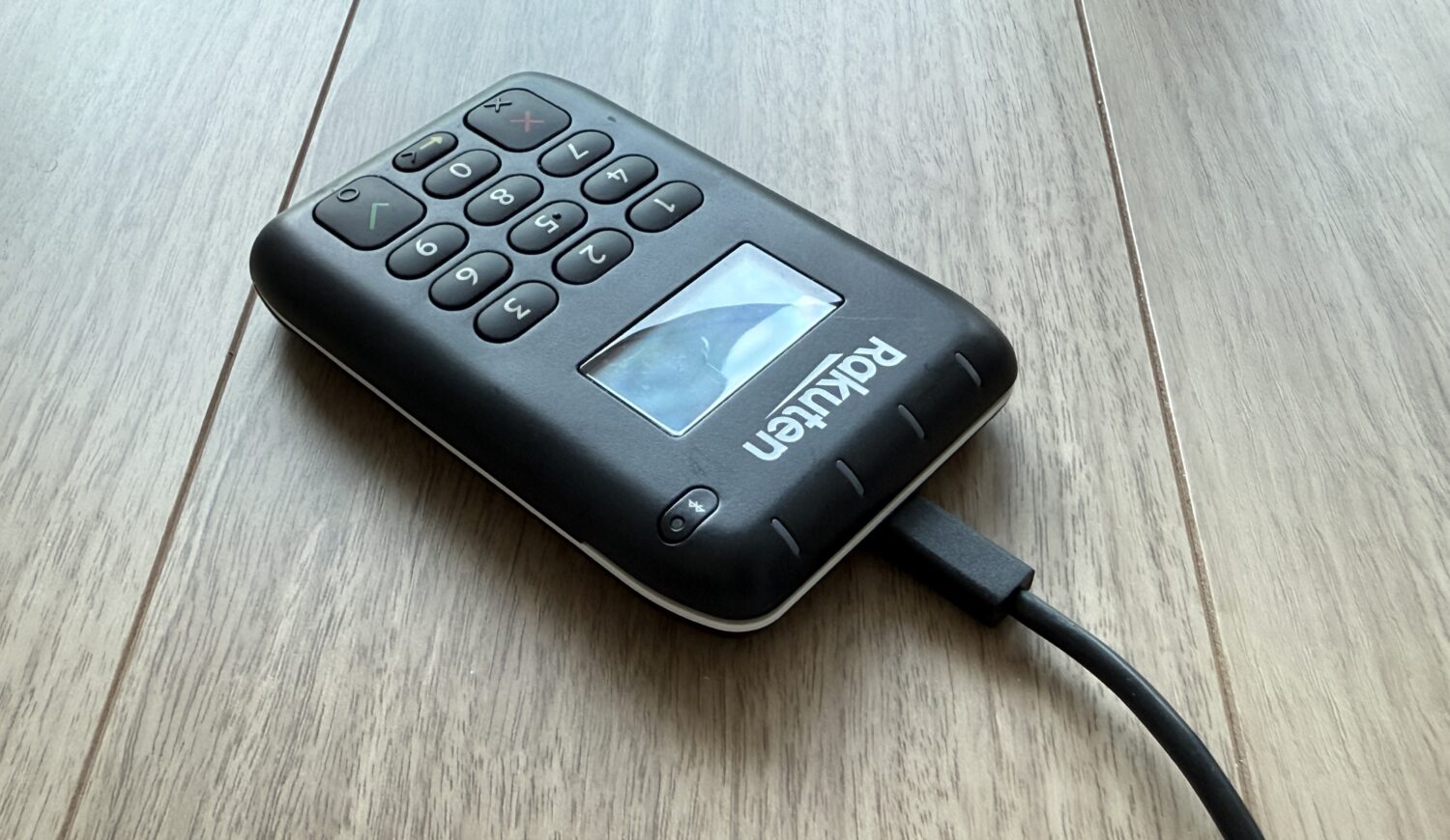 充電器にセットした楽天ペイカードリーダー