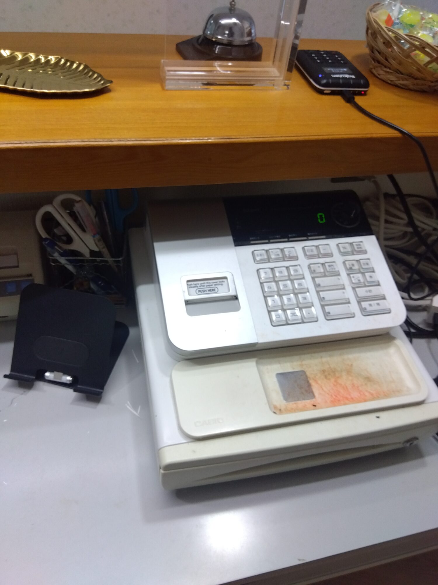 おおの接骨院のスタッフ側から見たレジと楽天ペイカードリーダー