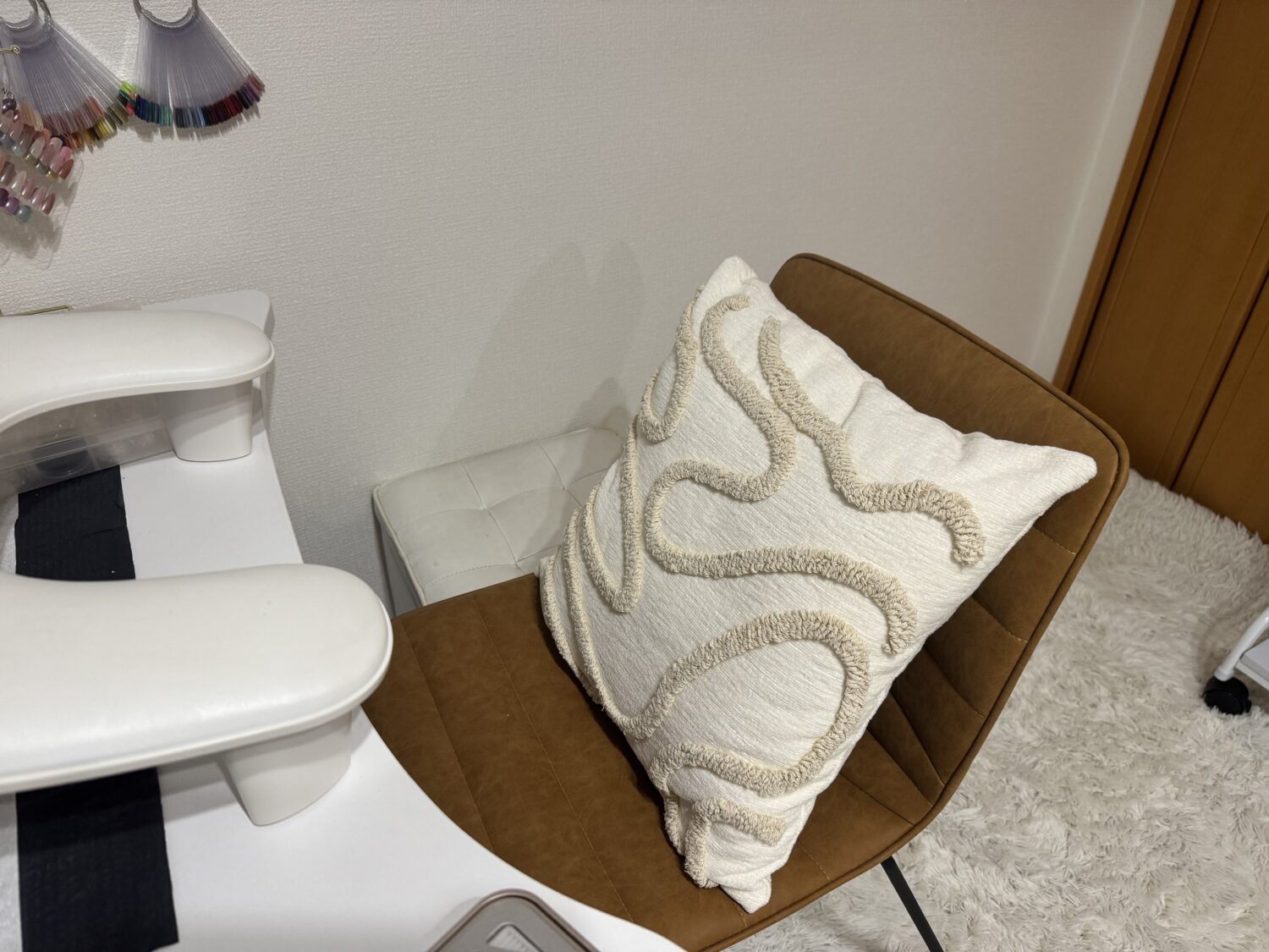 private salon blanc.の施術空間に置かれたお客様用の椅子