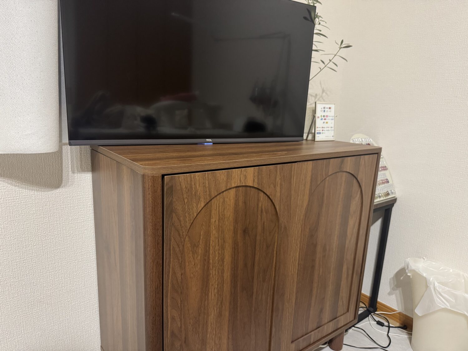 private salon blanc.のSTORES店舗掲示キットと大きなモニターを置いた会計スペース