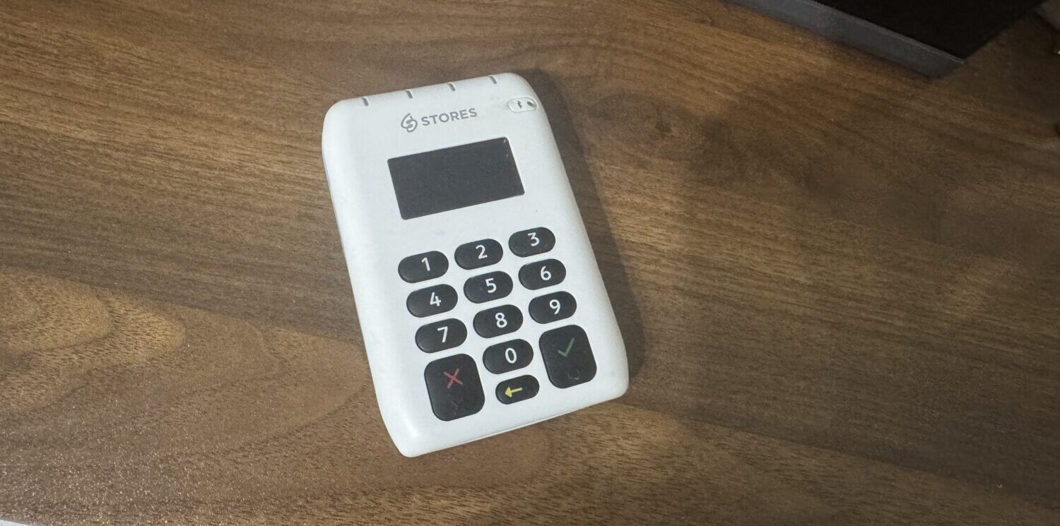 private salon blanc.の会計台に置かれたSTORES決済のカードリーダー