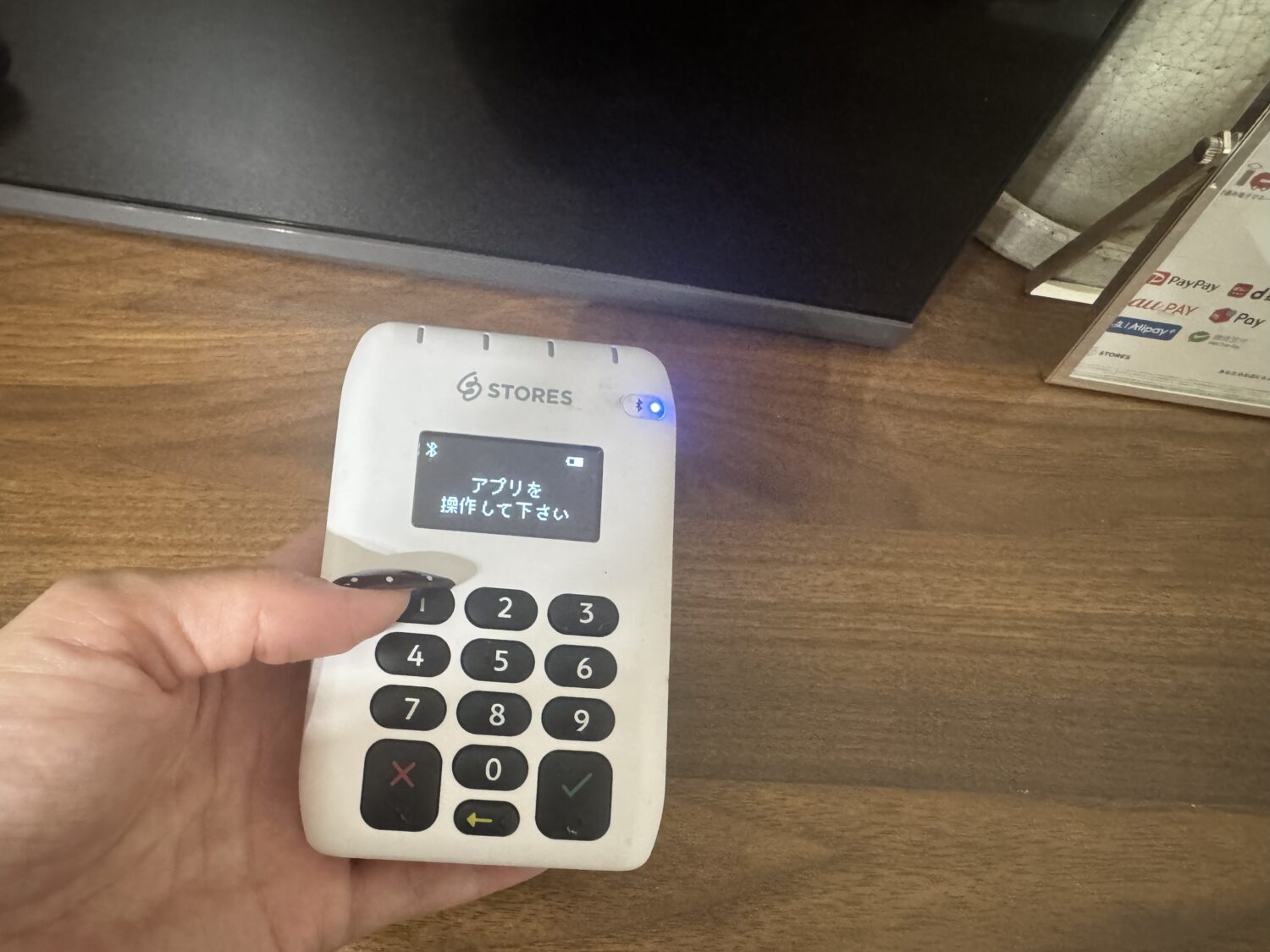private salon blanc.の会計台に置かれたSTORES決済のカードリーダー