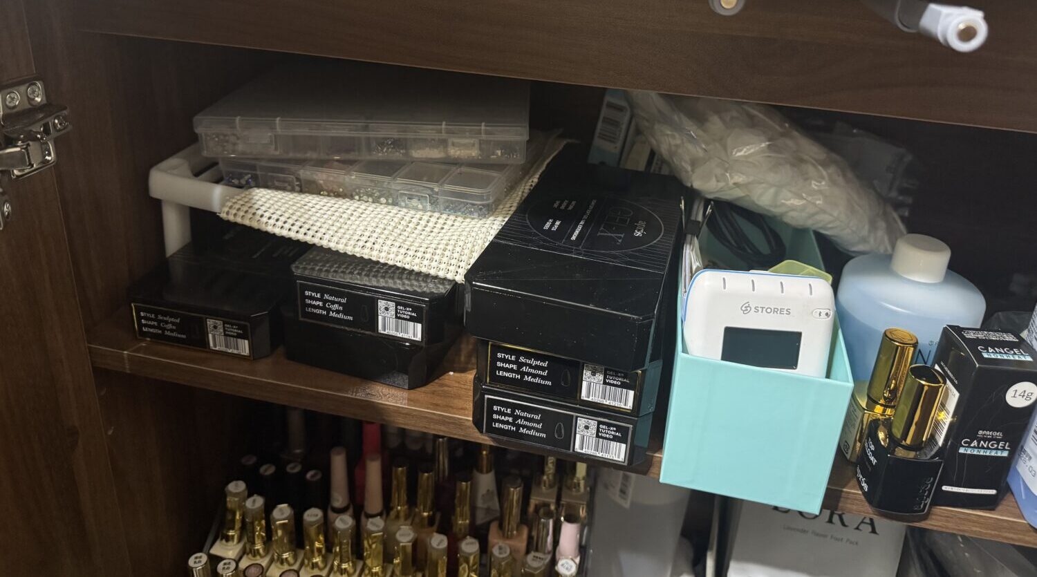 private salon blanc.でSTORES決済のカードリーダーを業務用品と一緒に収納している棚