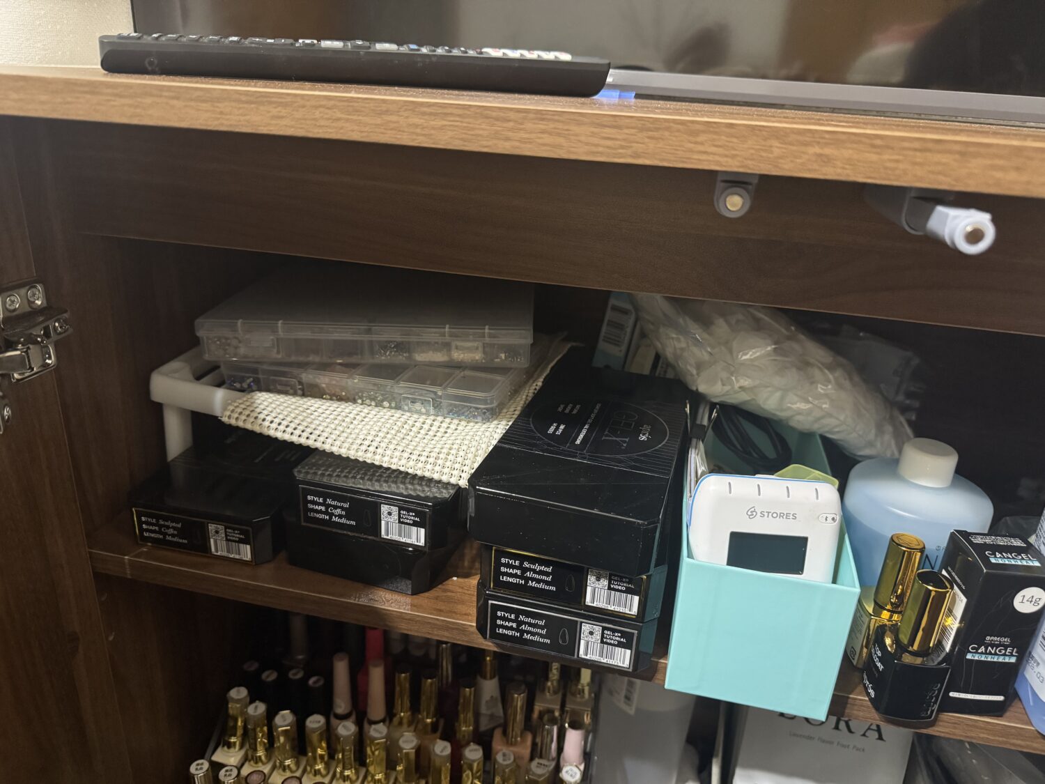 private salon blanc.でSTORES決済のカードリーダーを業務用品と一緒に収納している棚