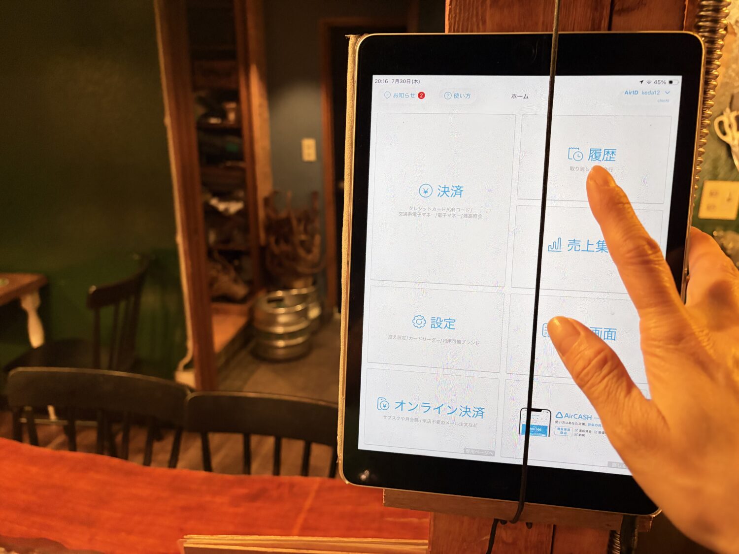 イタリアンレストランchichiの厨房に設置されたiPadとAirペイのカードリーダー