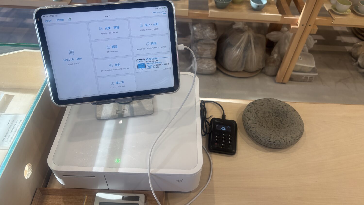 Airレジは、タブレットで省スペースに使えて、売上管理や在庫管理まで始めやすい