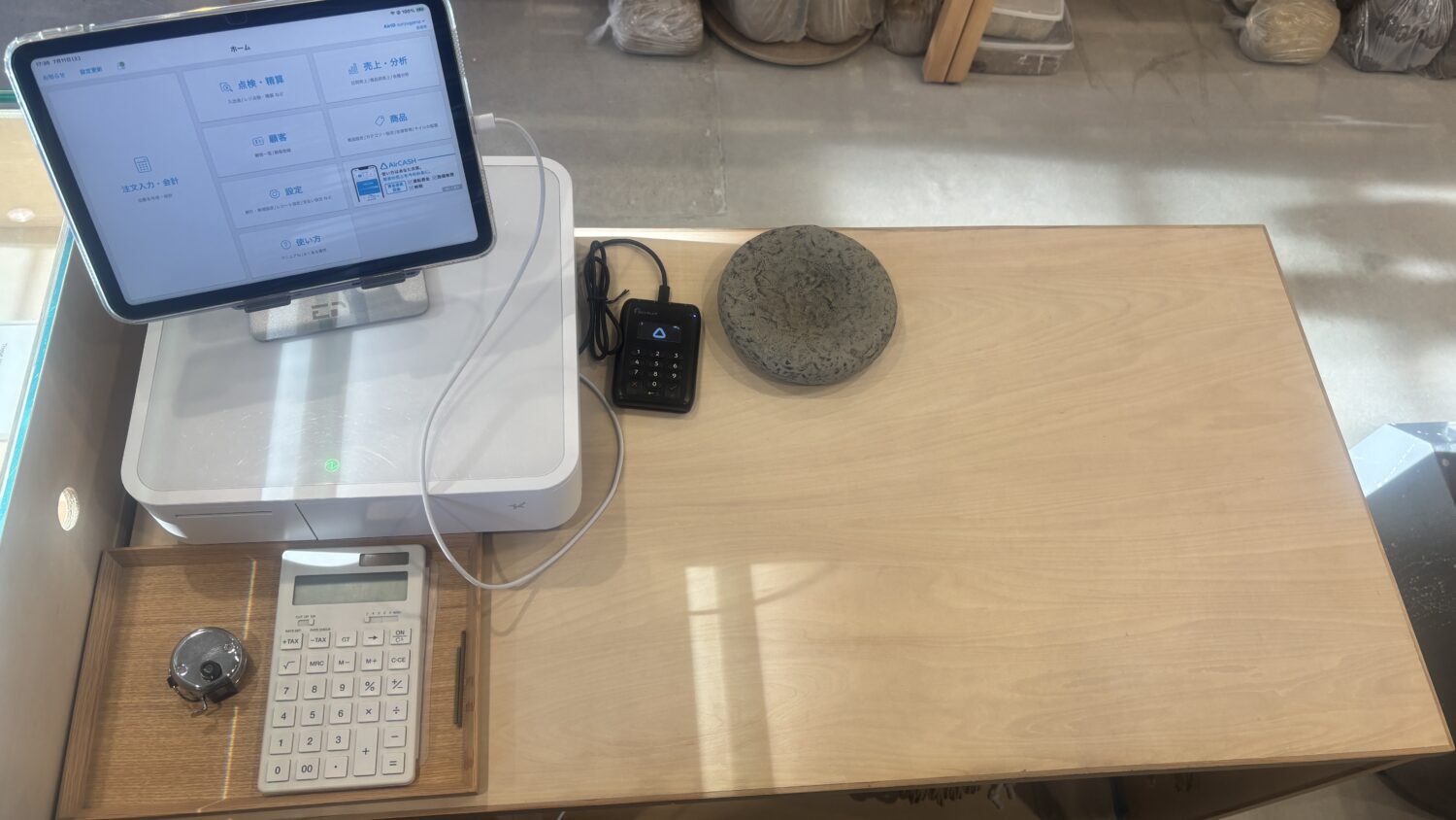蘇嶐窯のレジカウンターに設置されたAirレジのiPadとAirペイ端末