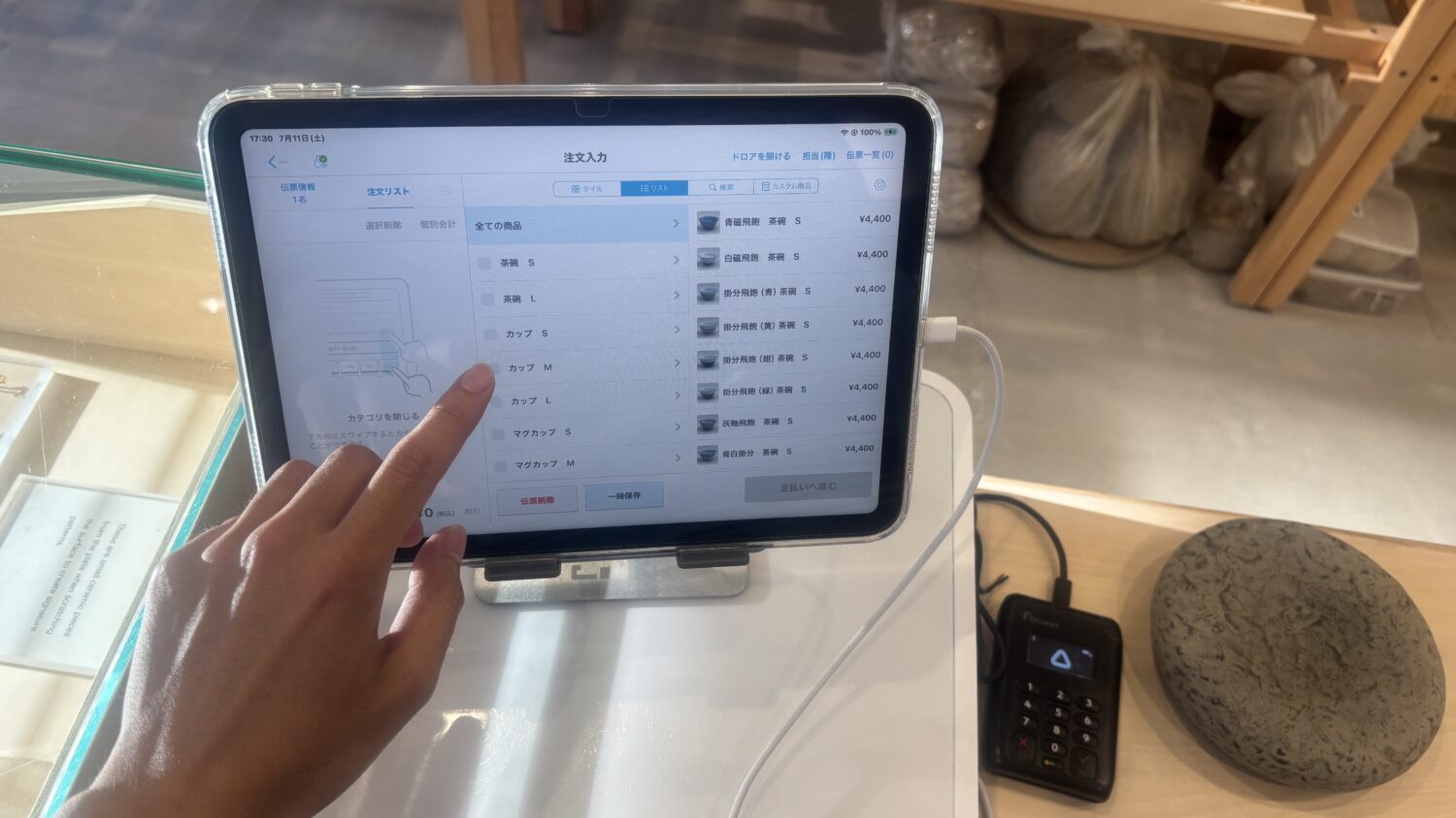 AirレジのiPad画面で陶器の商品を選択している様子