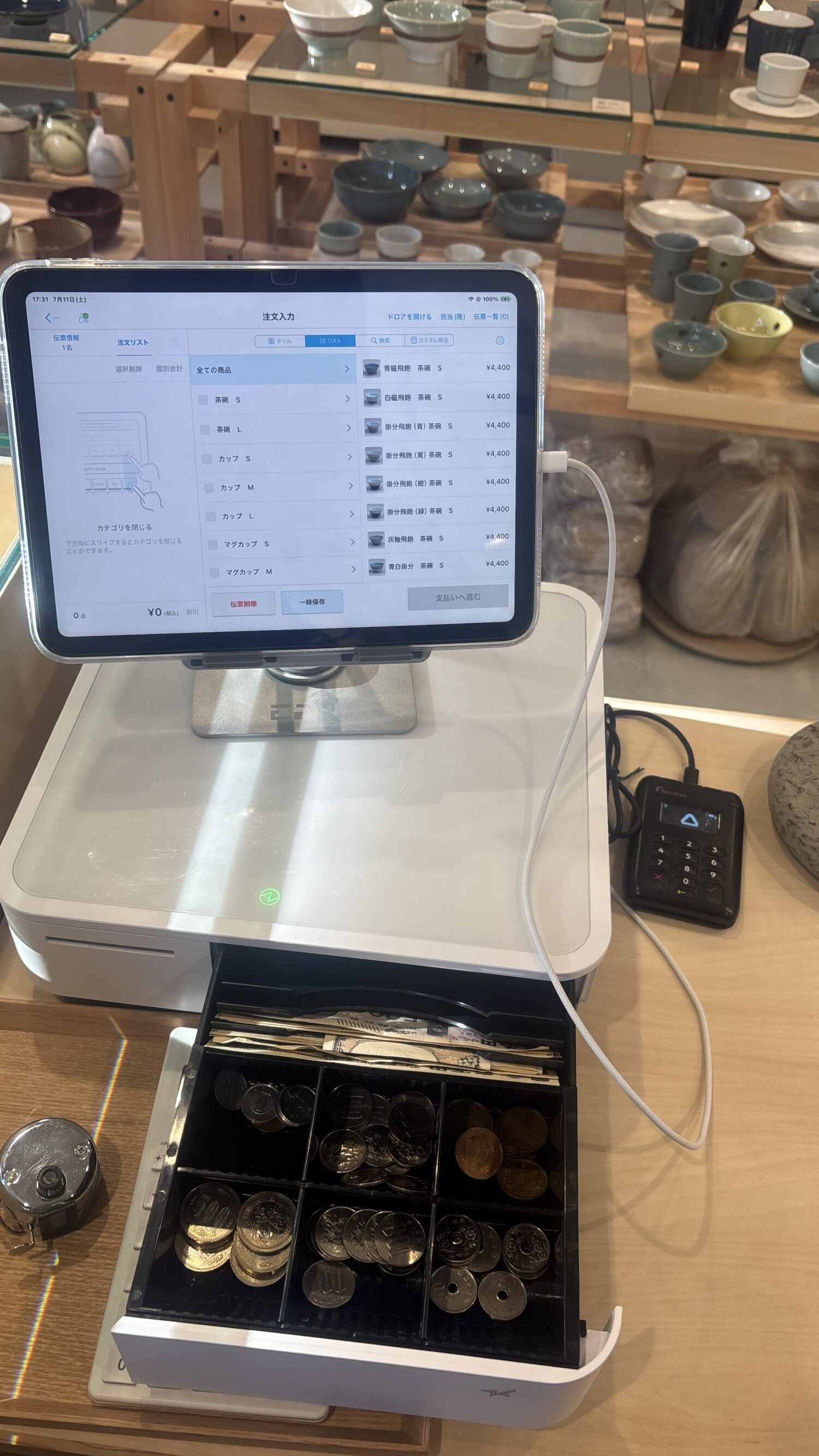 Airレジ上でドロアを開け、預かった金額との差額をおつりとして返す