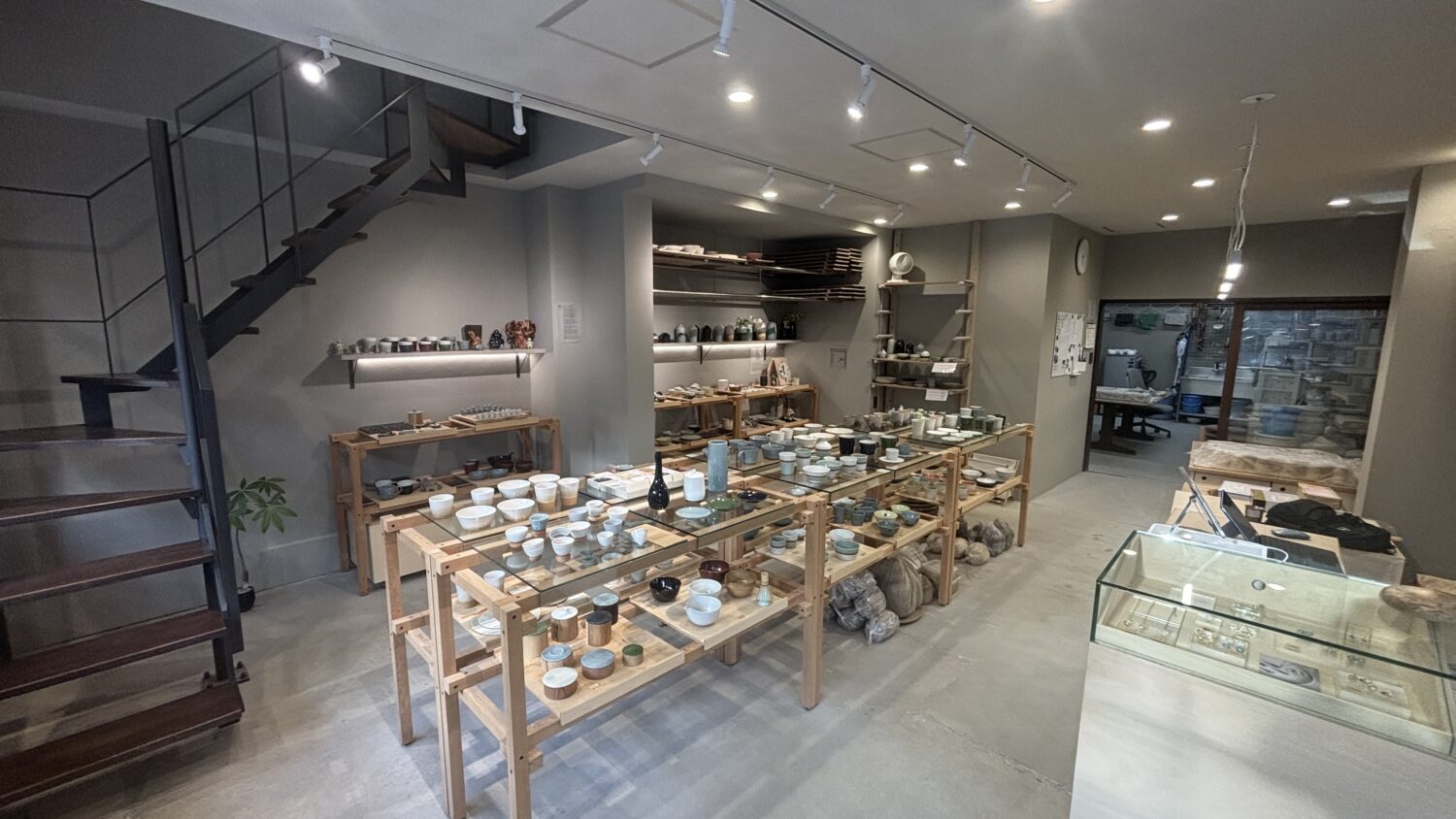 蘇嶐窯の店内に並ぶ京焼・清水焼の陶器