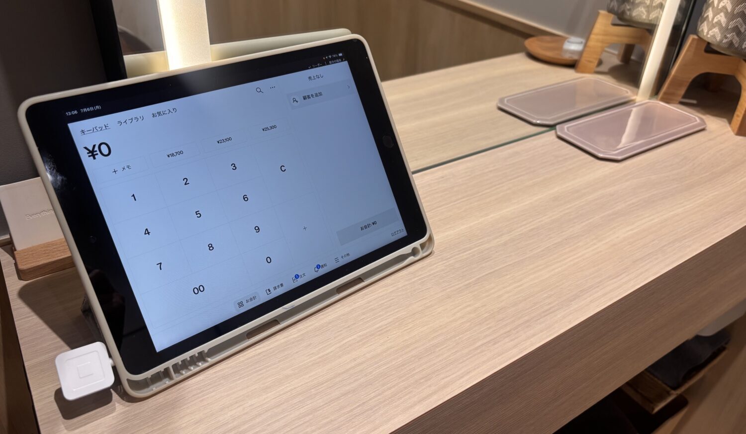 iPadとSquareリーダーを接続している様子