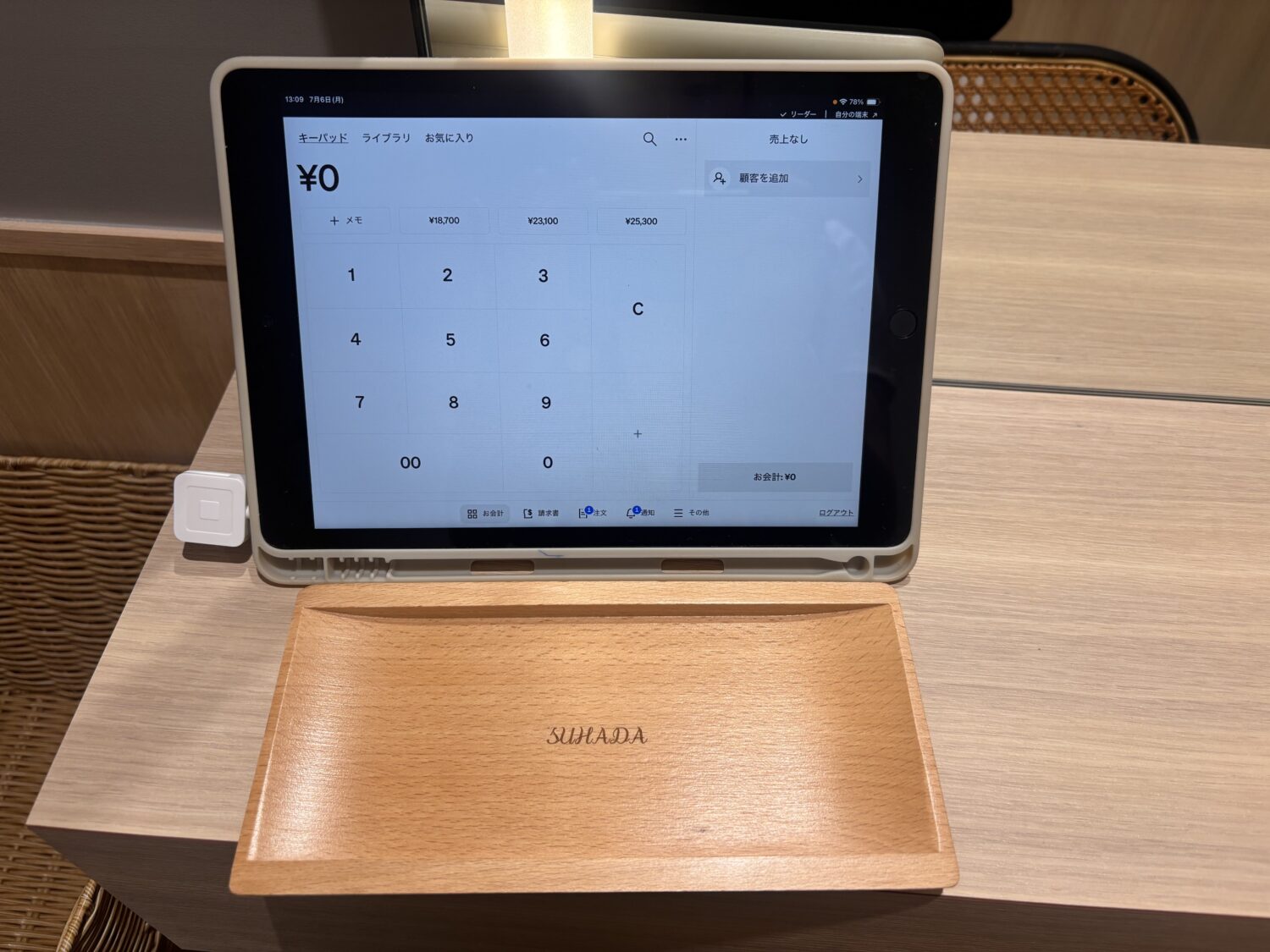 トレーを出してカードを置いていただき、iPadとSquareリーダーで決済