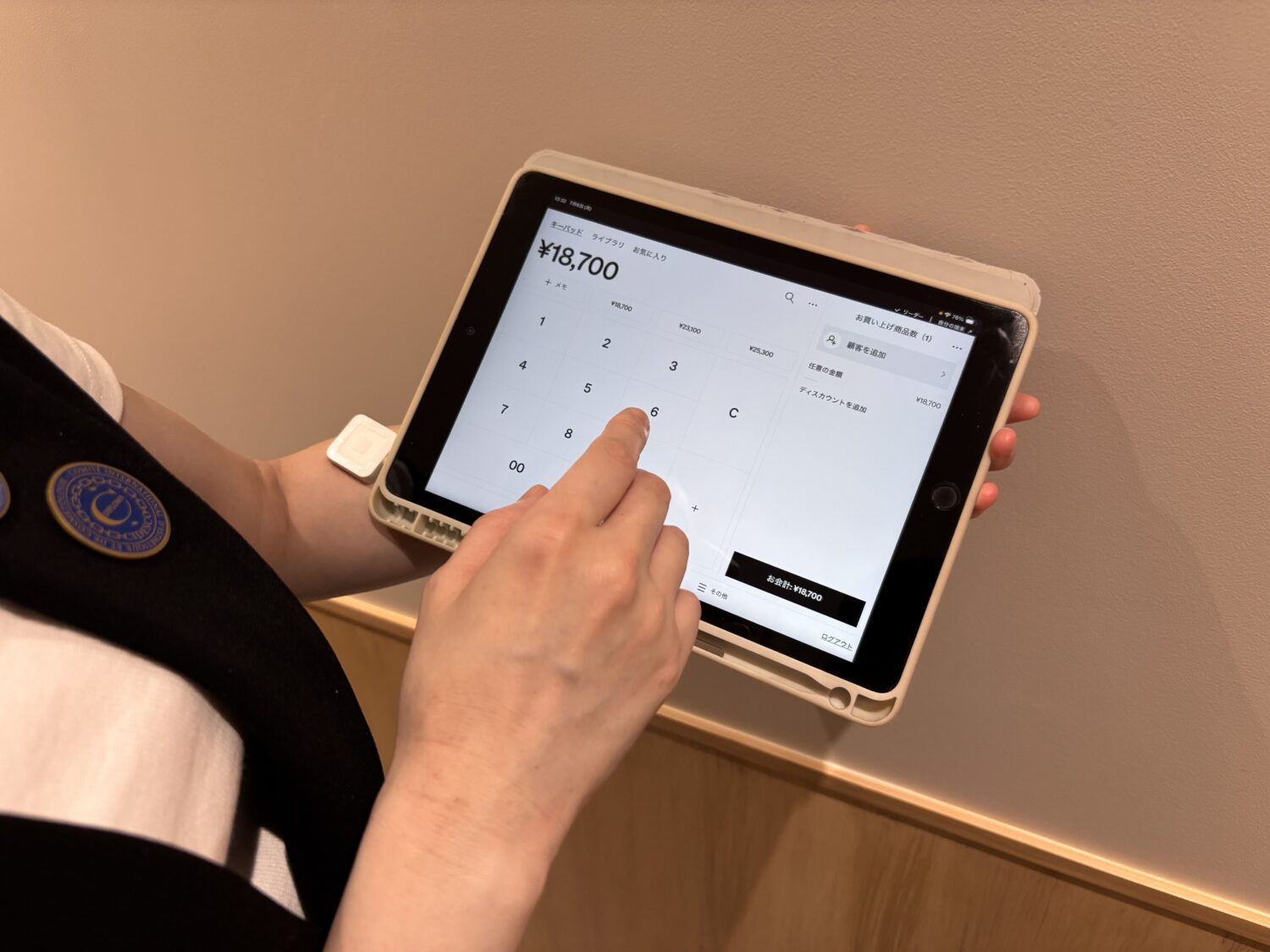 店員がiPadでSquareを操作している画像