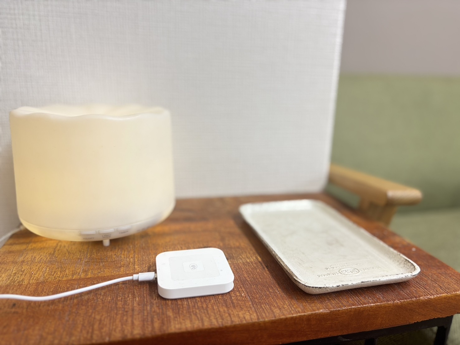 机にSquareリーダーとライトと小銭入れがおいてある画像