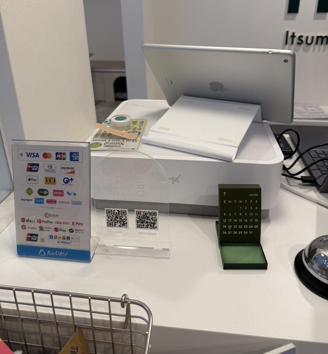 PETSALON IRUの客側から見たiPadとキャッシュドロアのあるレジカウンター