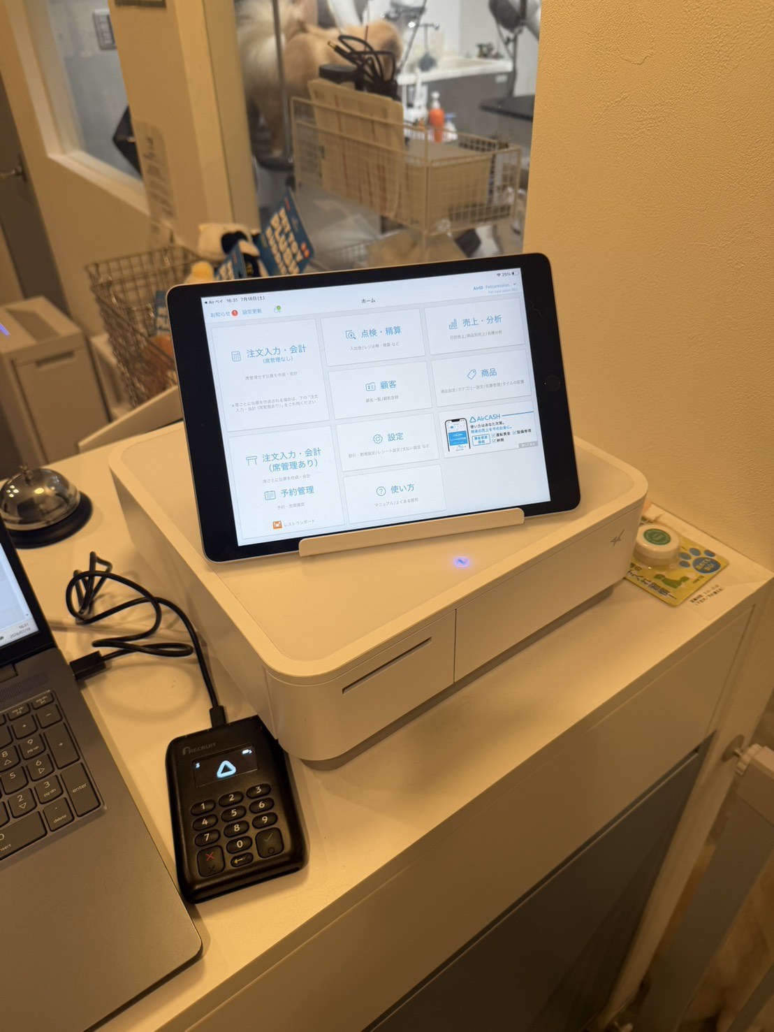 PETSALON IRUのスタッフ側から見たiPadとキャッシュドロアとカードリーダー