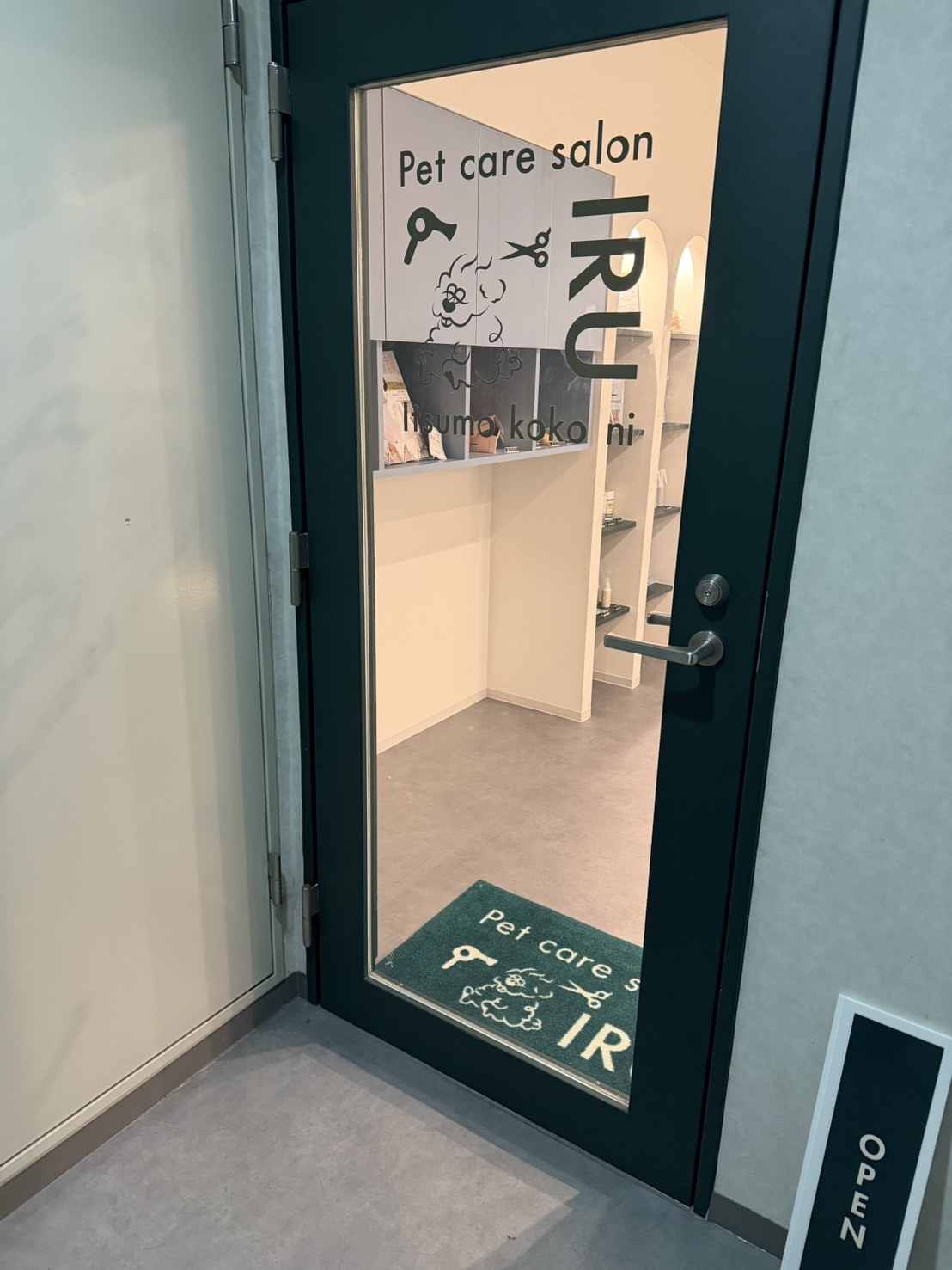 PETSALON IRUの店舗入口のドア