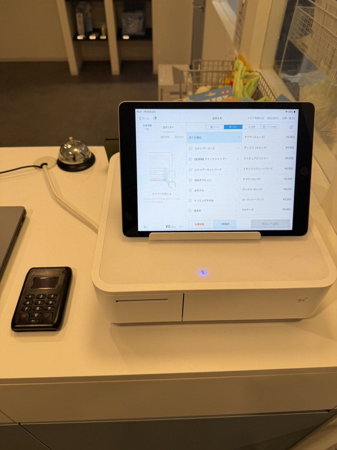 PETSALON IRUのスタッフ側から見たiPadとキャッシュドロアとカードリーダー