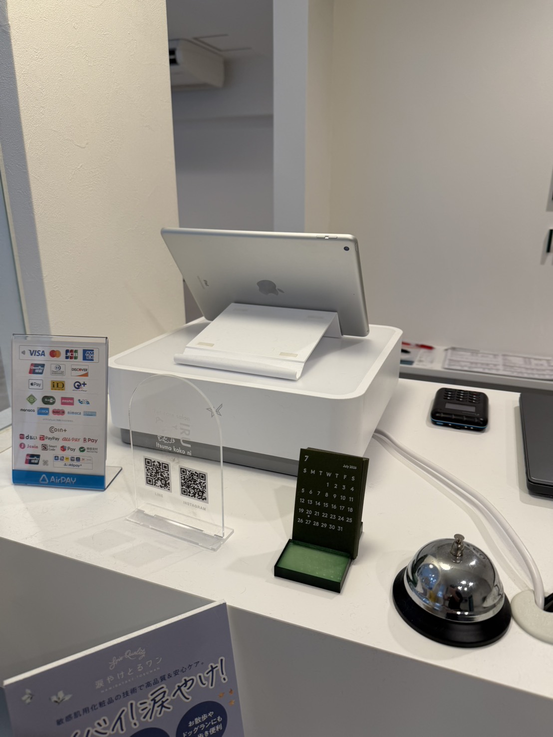 PETSALON IRUの客側から見たiPadとキャッシュドロアのあるレジカウンター