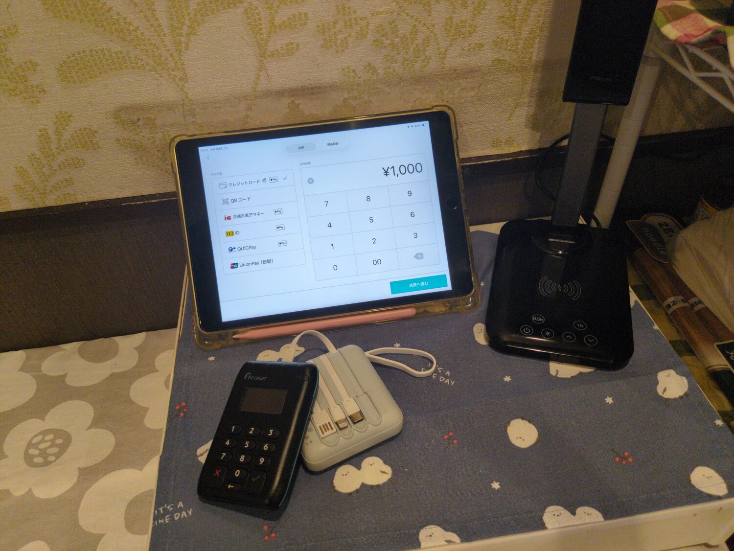 弁当店ぎんのいえで使用しているAirペイのiPadとカードリーダーとモバイルバッテリー