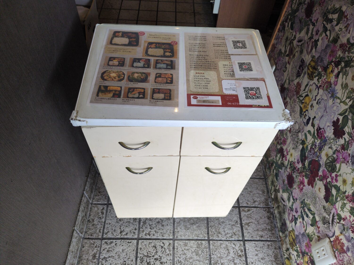 弁当店ぎんのいえの店内に置かれたメニュー表と台