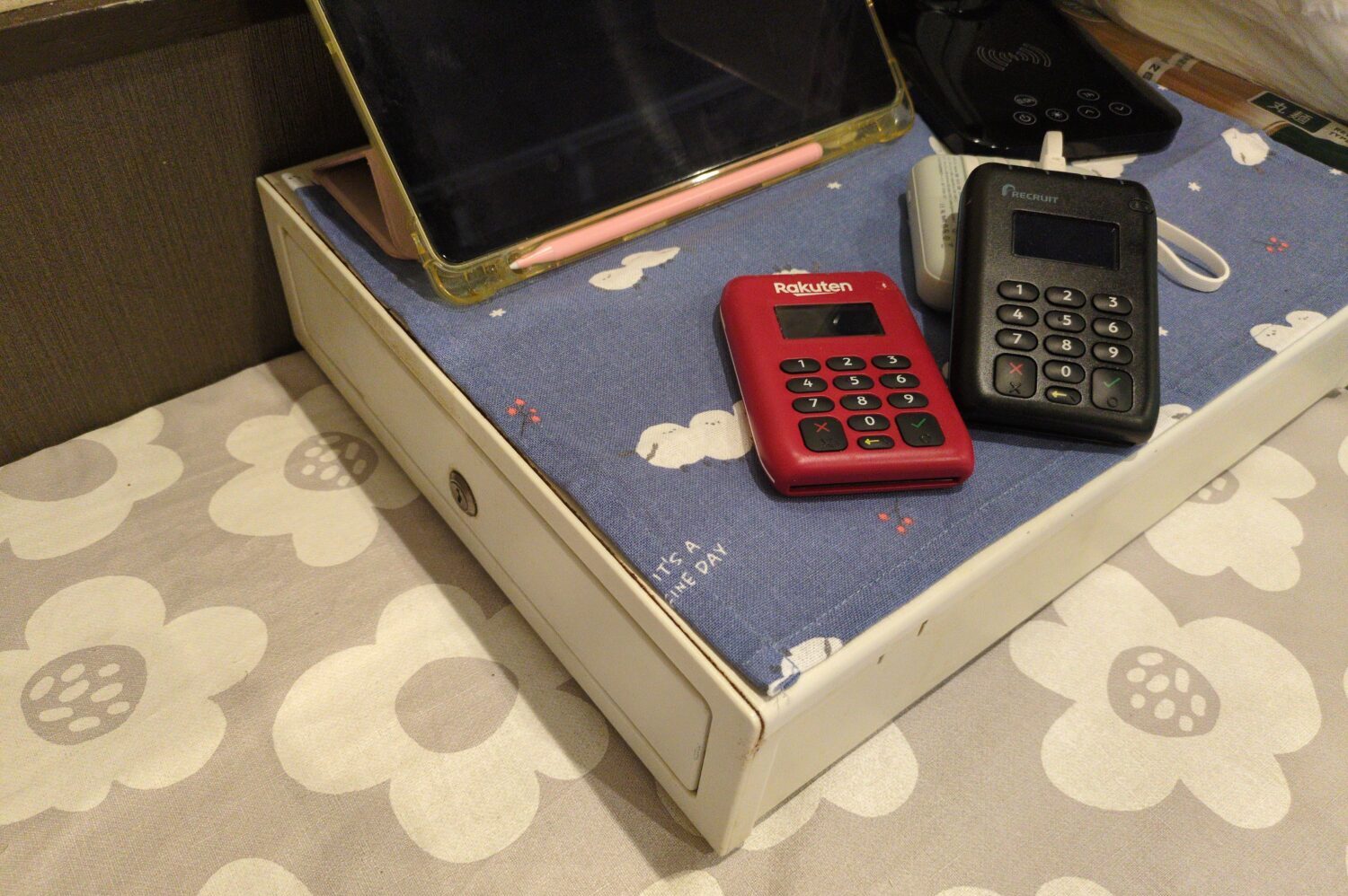 弁当店ぎんのいえで使用しているAirペイと楽天ペイのカードリーダー