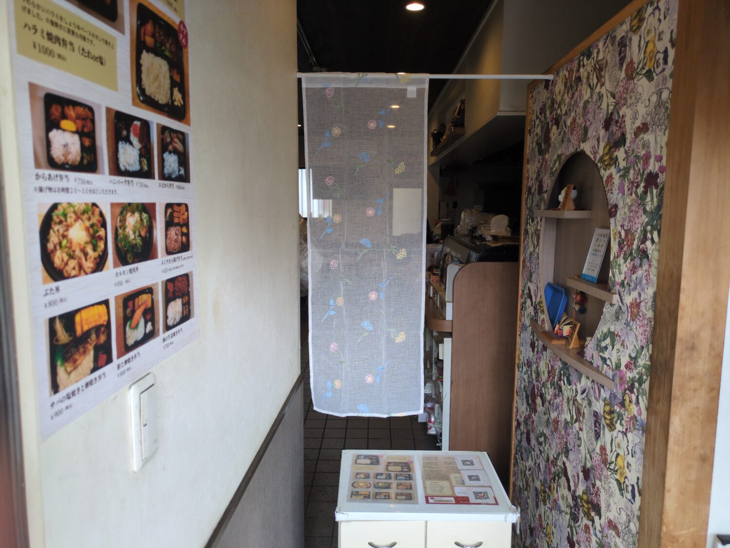 弁当店ぎんのいえの店内に置かれたメニュー表と台
