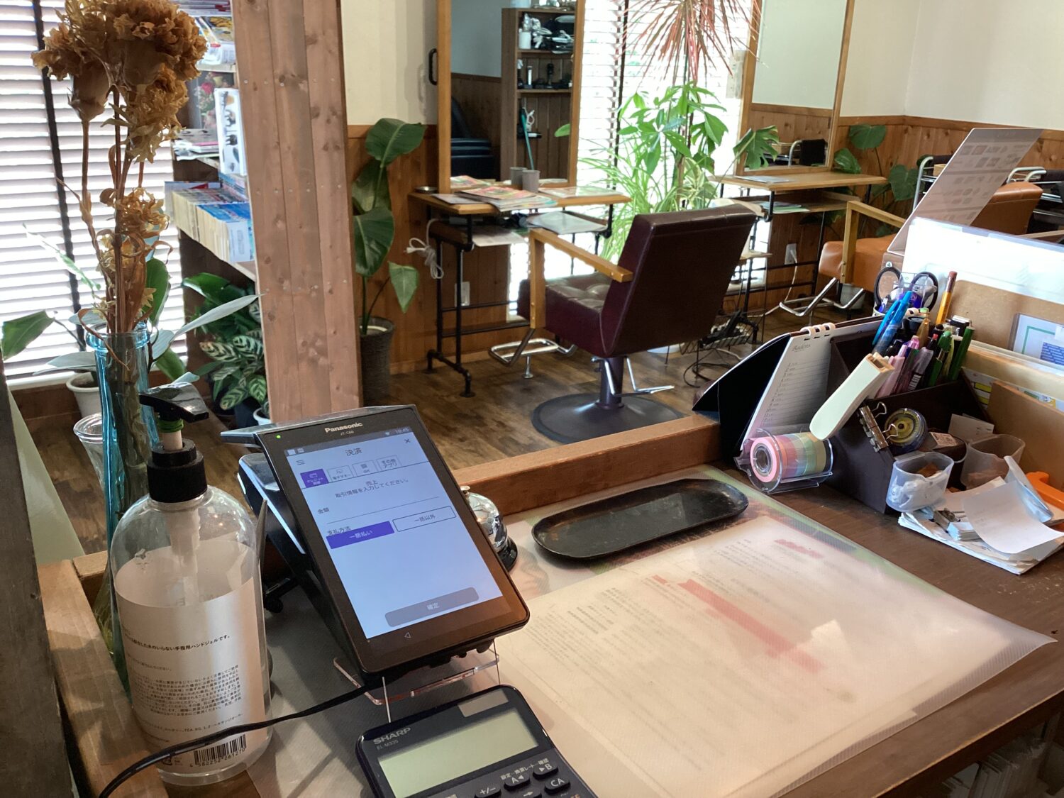 美容室LYgge hairの受付カウンターに置かれたstera terminal
