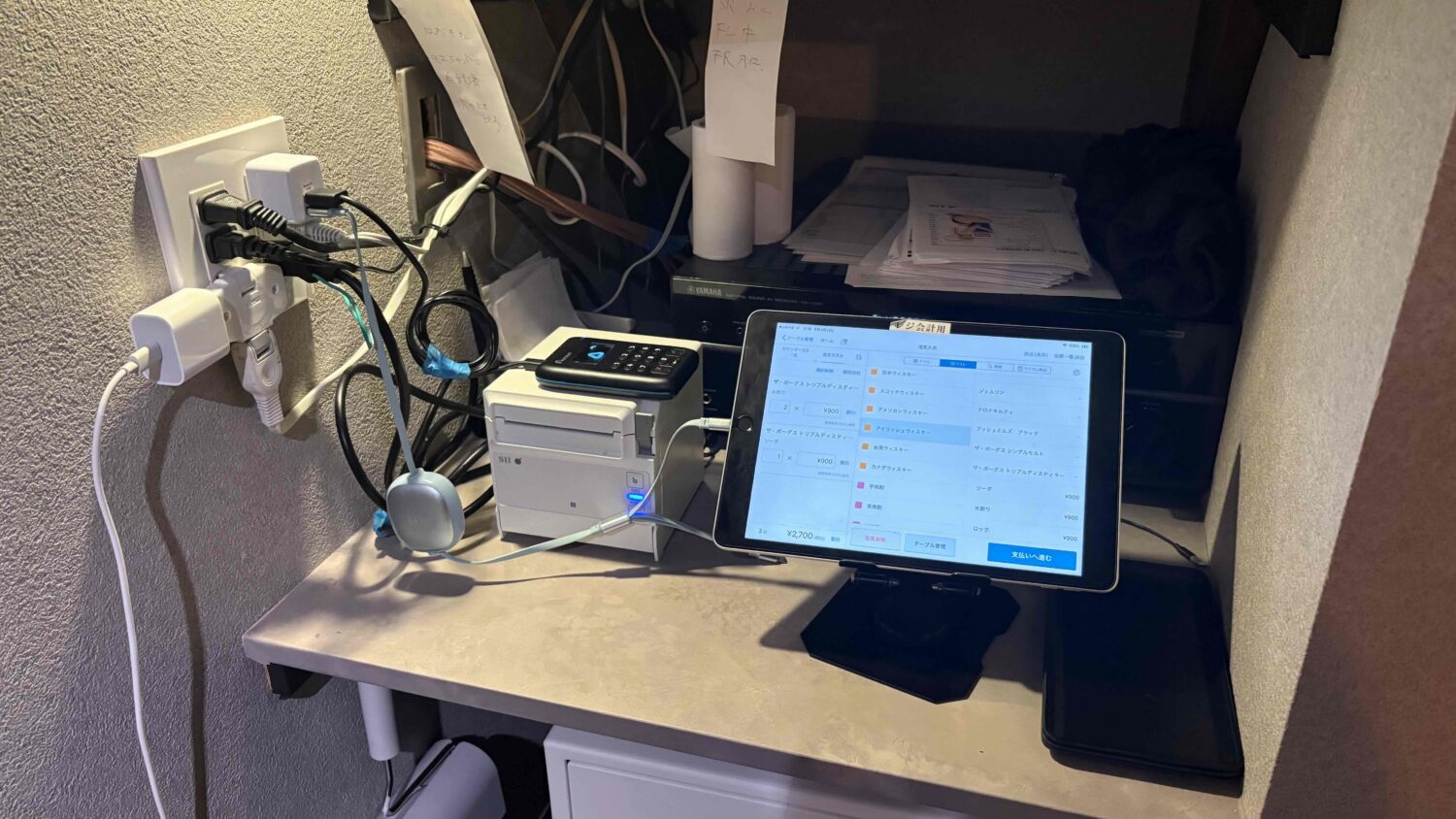 バーCReBar.のiPadとSII製レシートプリンターとAirペイのカードリーダーと釣り受け皿