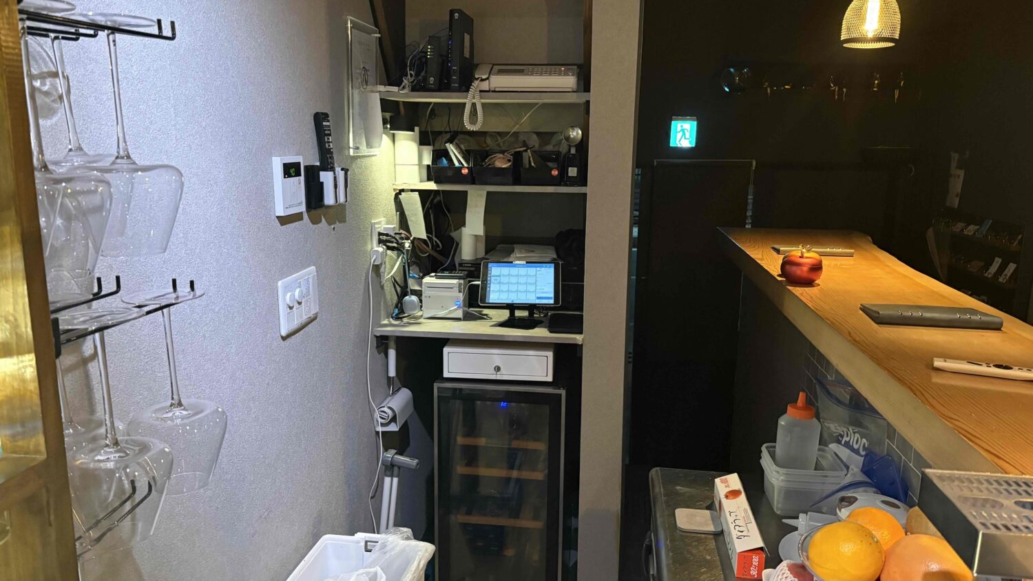 バーCReBar.のカウンター脇にあるiPadとカードリーダーとキャッシュドロア