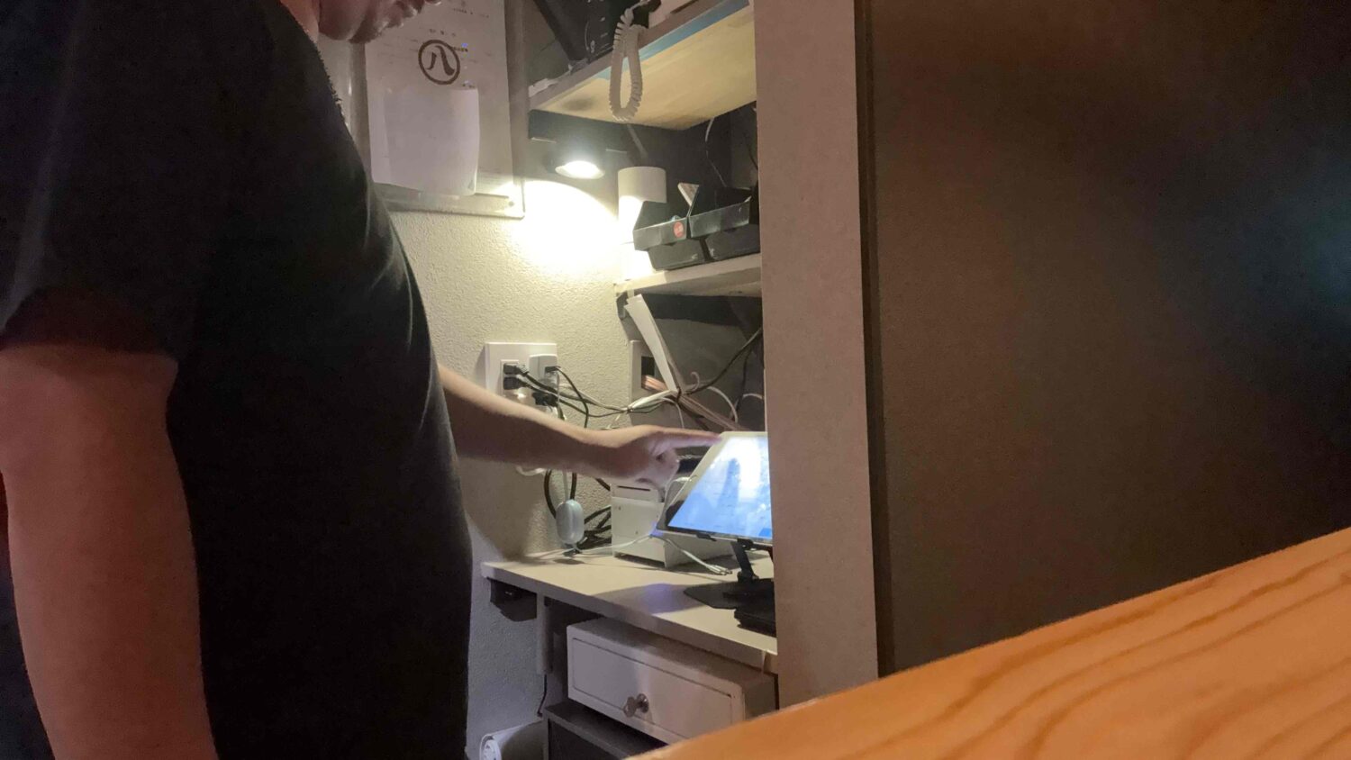バーCReBar.の店員が会計時にiPadを操作している様子