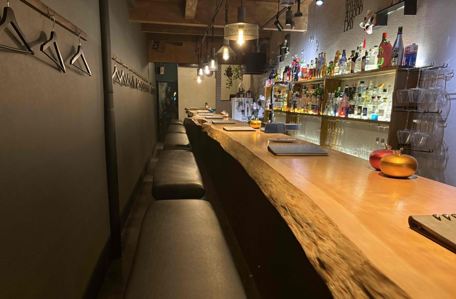 名古屋市西区のバーCReBar.の奥まで続く店内カウンター