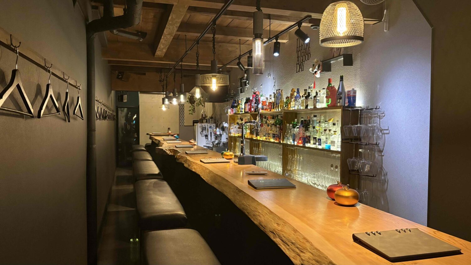 バーCReBar.のカウンターと多くの酒や瓶