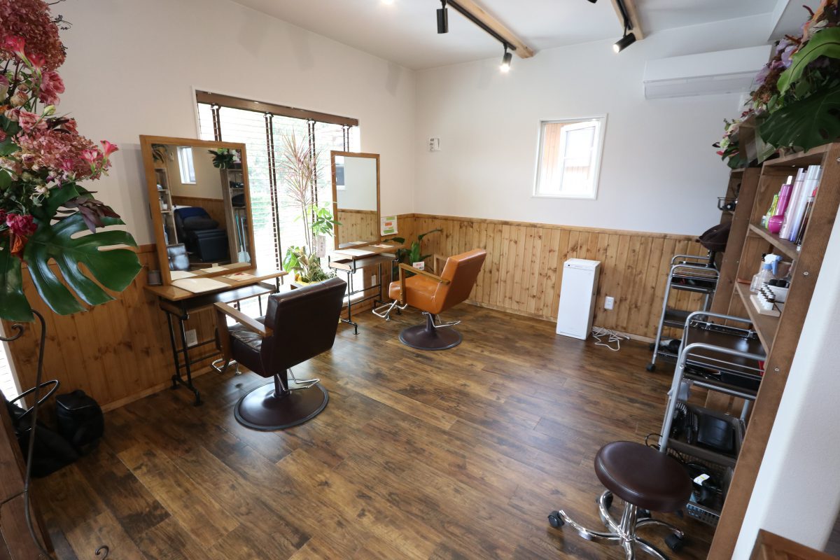 美容室LYgge hairの店内に並ぶ施術用の椅子と鏡
