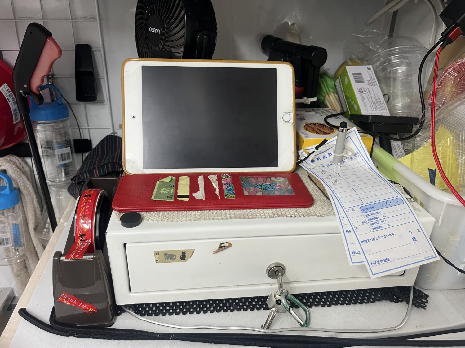 茶吧(TEA BAR)誠のキッチンカーで冷蔵庫の上に設置したキャッシュドロアとAirレジ用iPad