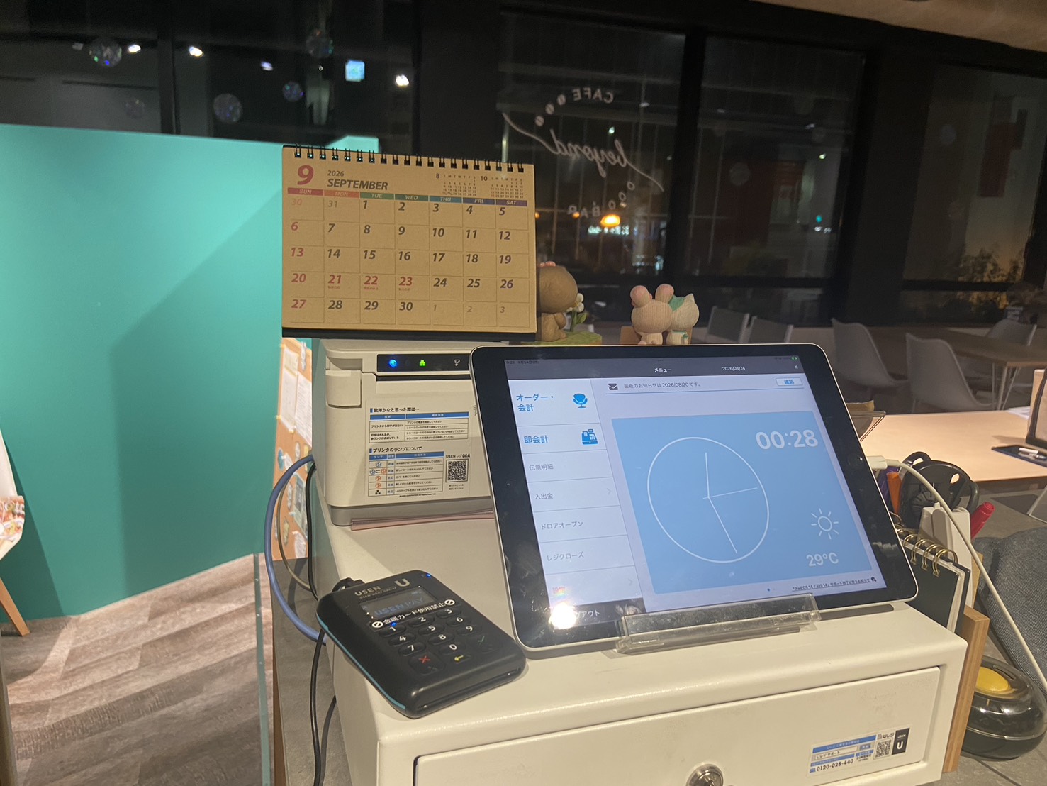Cozy Cafe & Bar beyondで使用するUSENレジのiPad、USEN PAYのカードリーダー、レシートプリンター